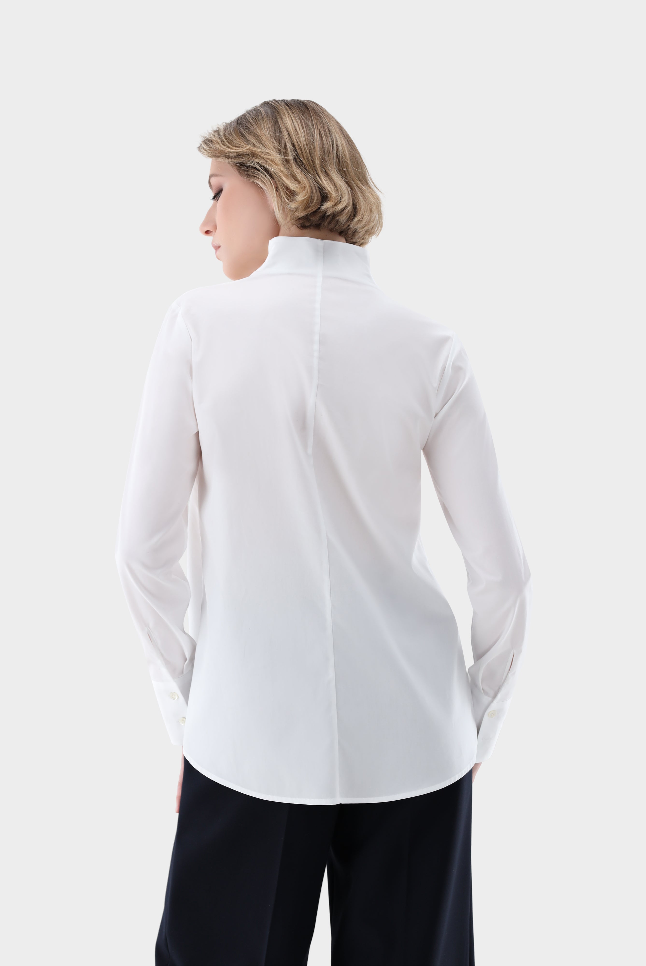 Taillierte Kelchkragenbluse aus Baumwollpopeline