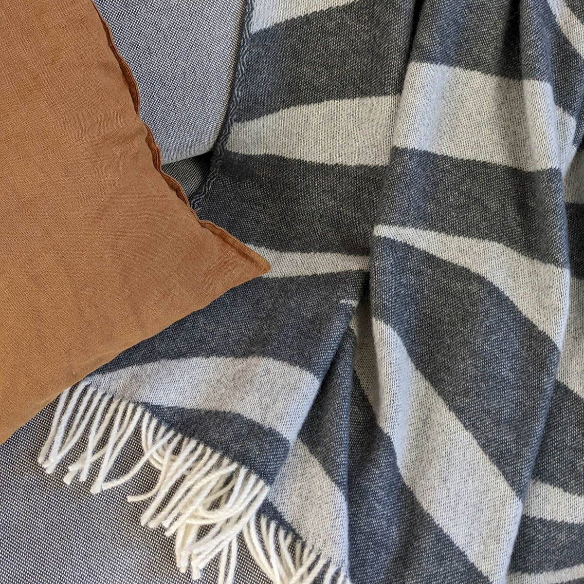  Kuscheldecke - dunkles Granit - Schurwolle-Decke-Black-Deal-Outlet-by-ARCHIVIST