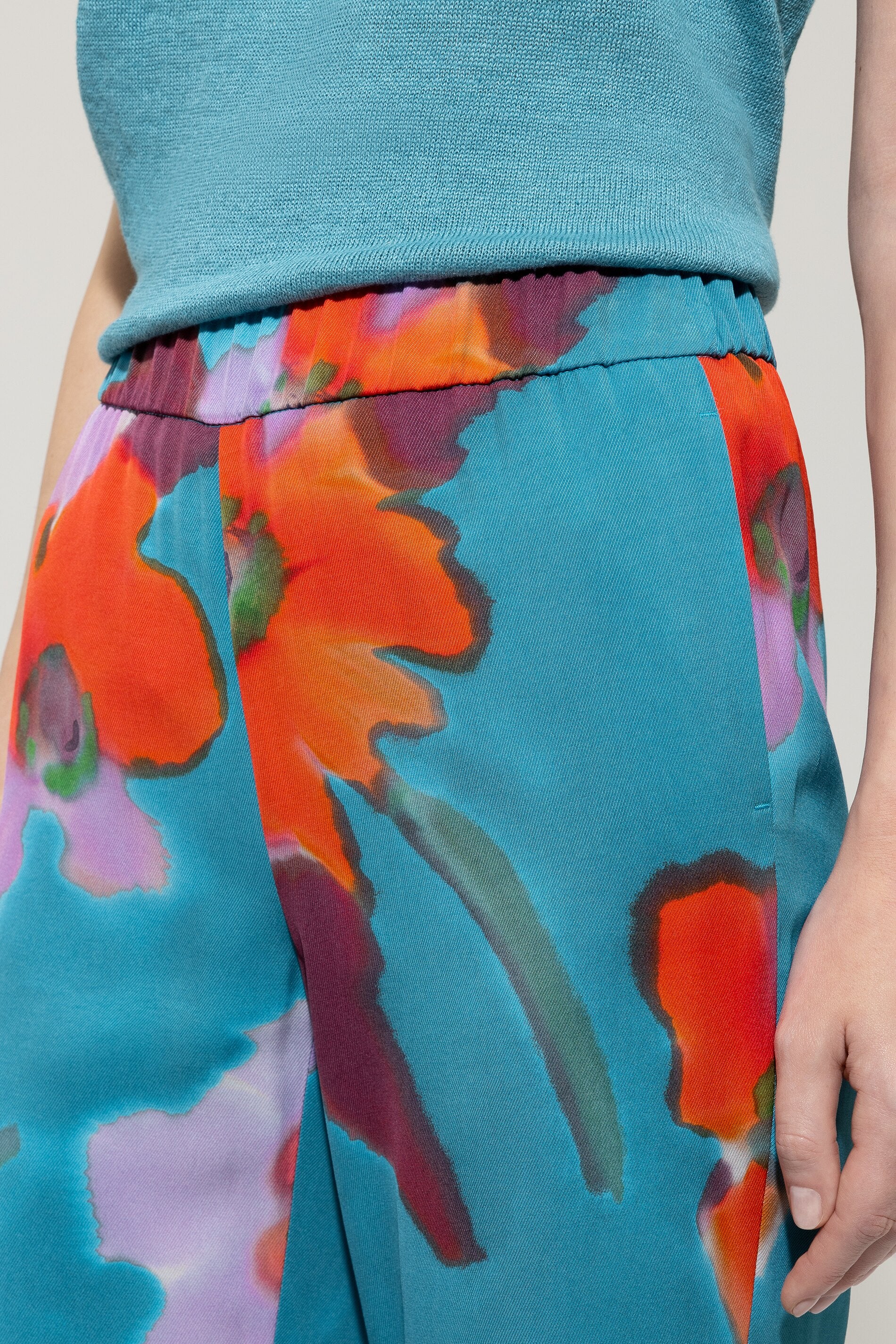 Wideleg mit Hibiskus-Print