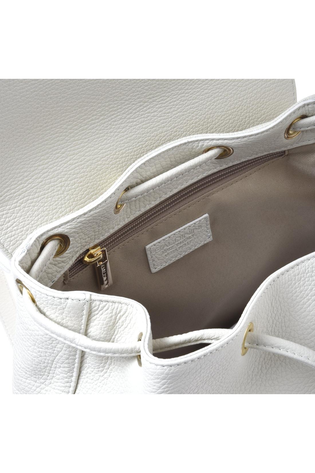 Backpack in white pebbled leather