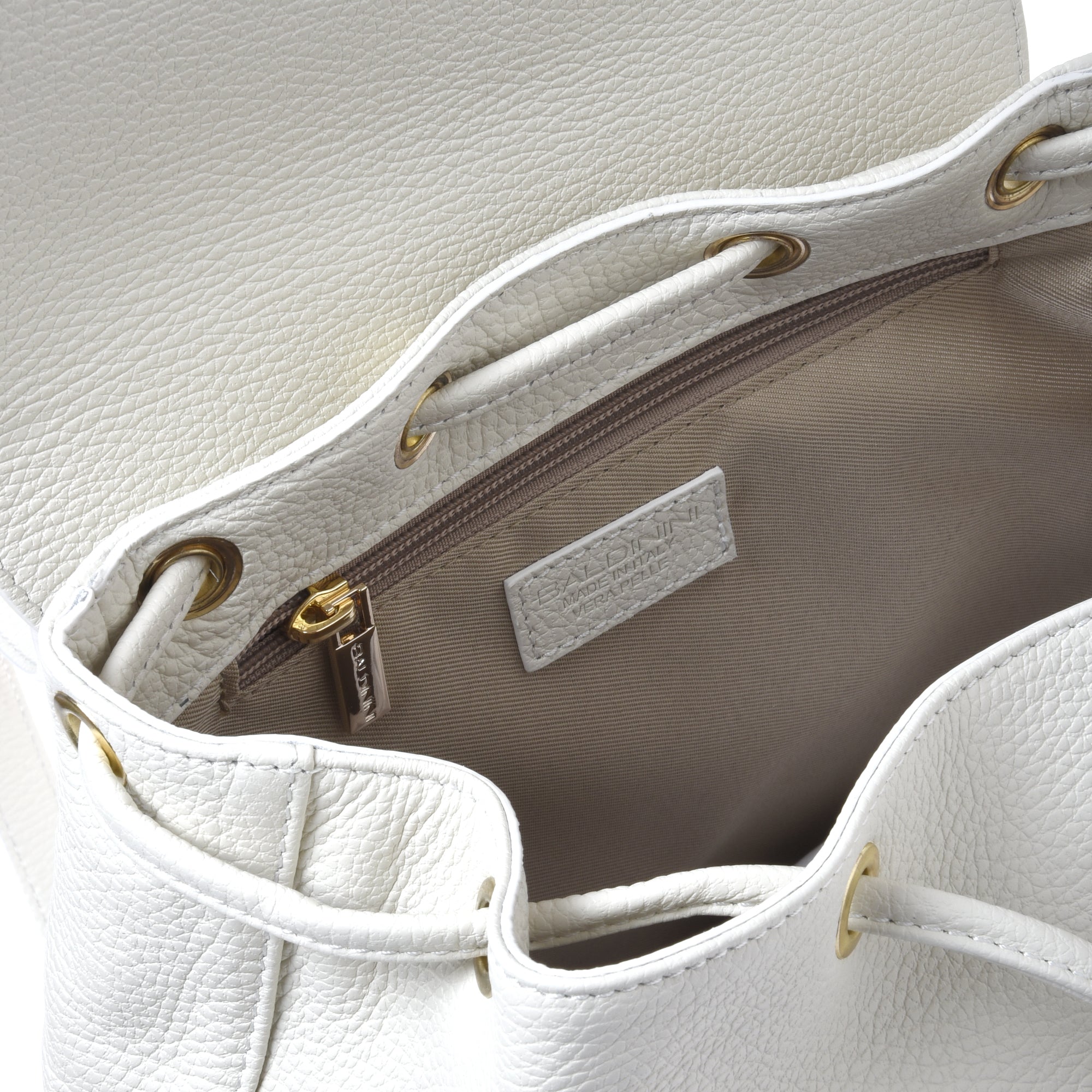 Backpack in white pebbled leather