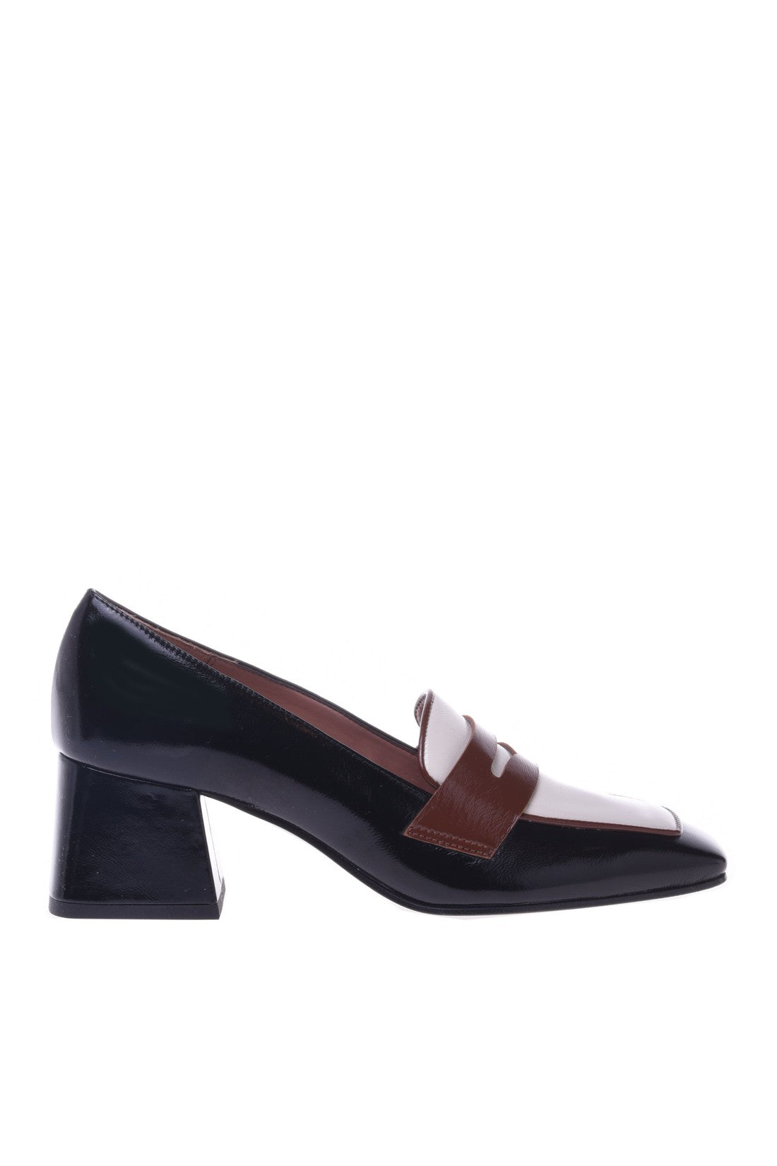 Loafer with heel in black and cream naplak leather