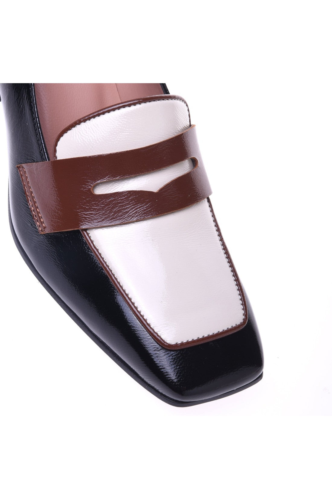 Loafer with heel in black and cream naplak leather