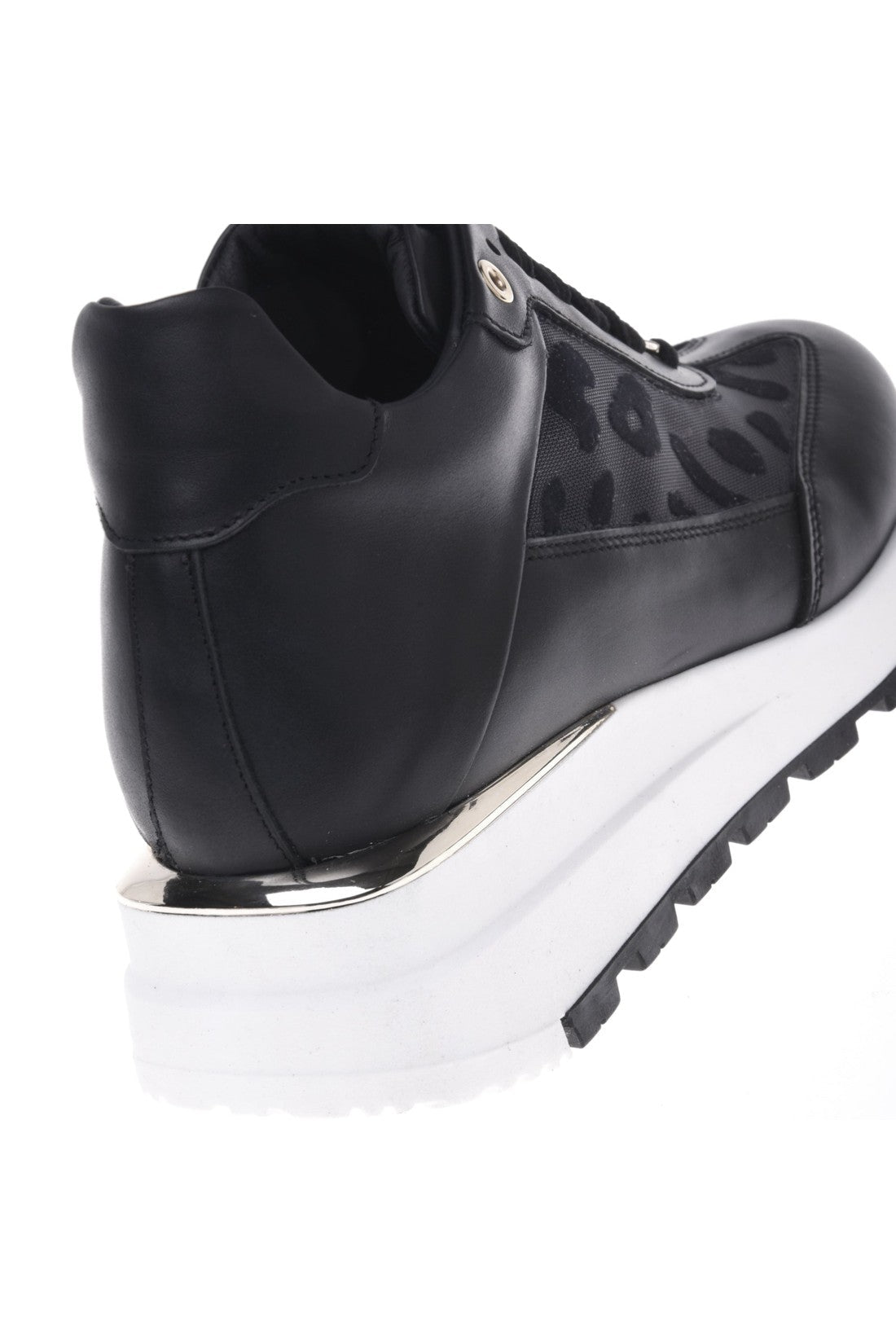 Sneaker in black nappa leather and lace