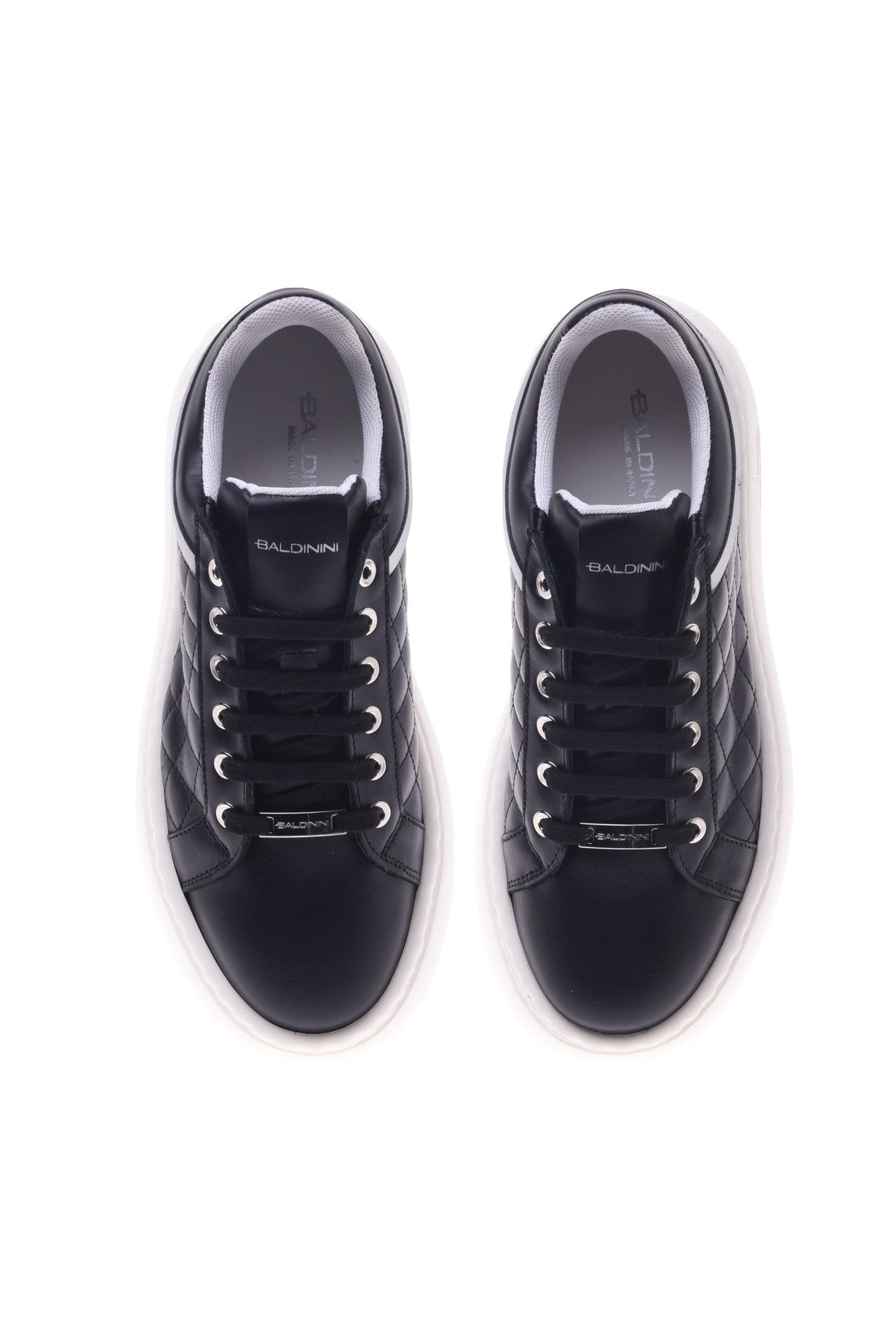 Sneaker in black quilted leather