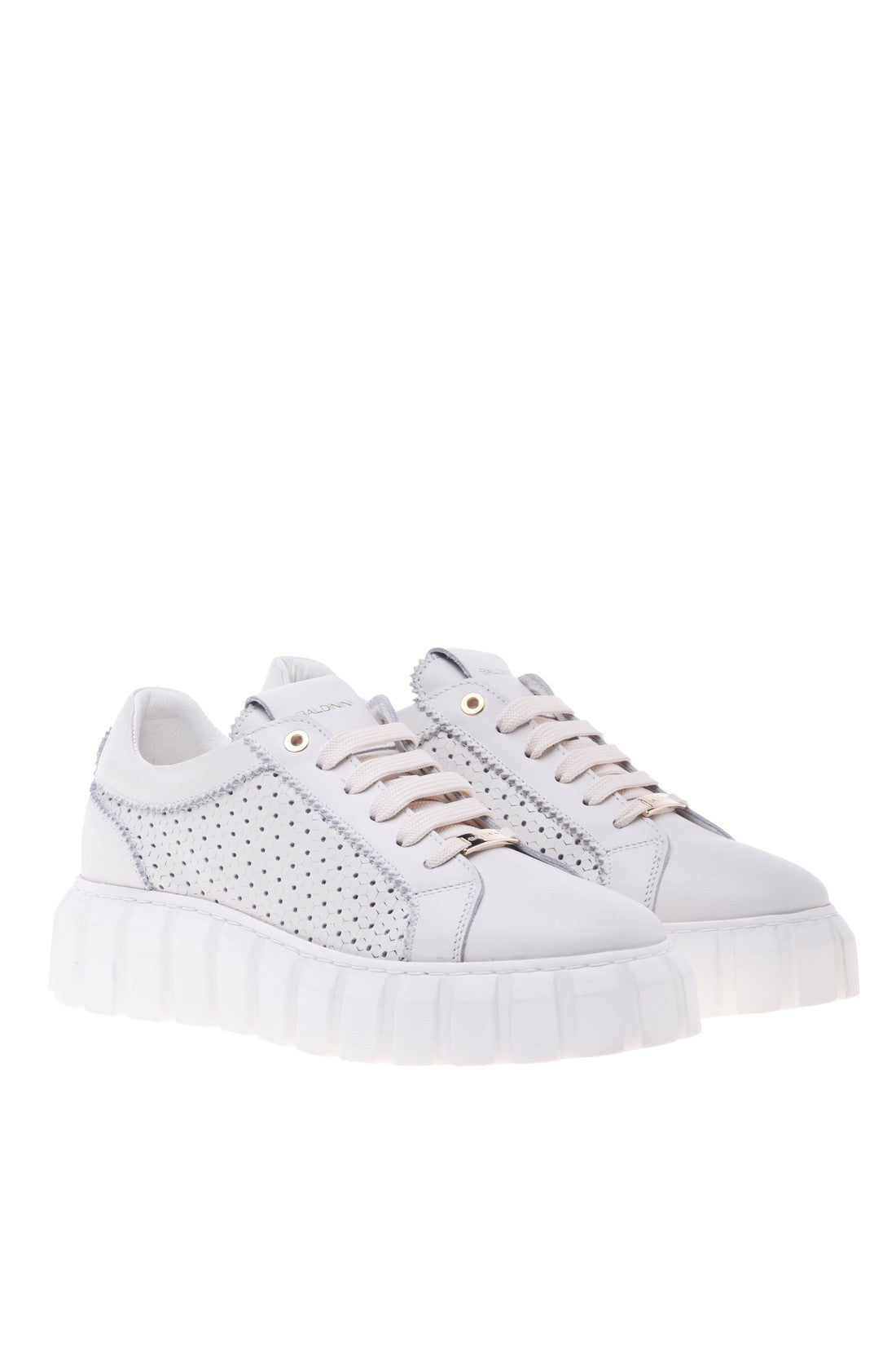 Sneaker in cream perforated suede