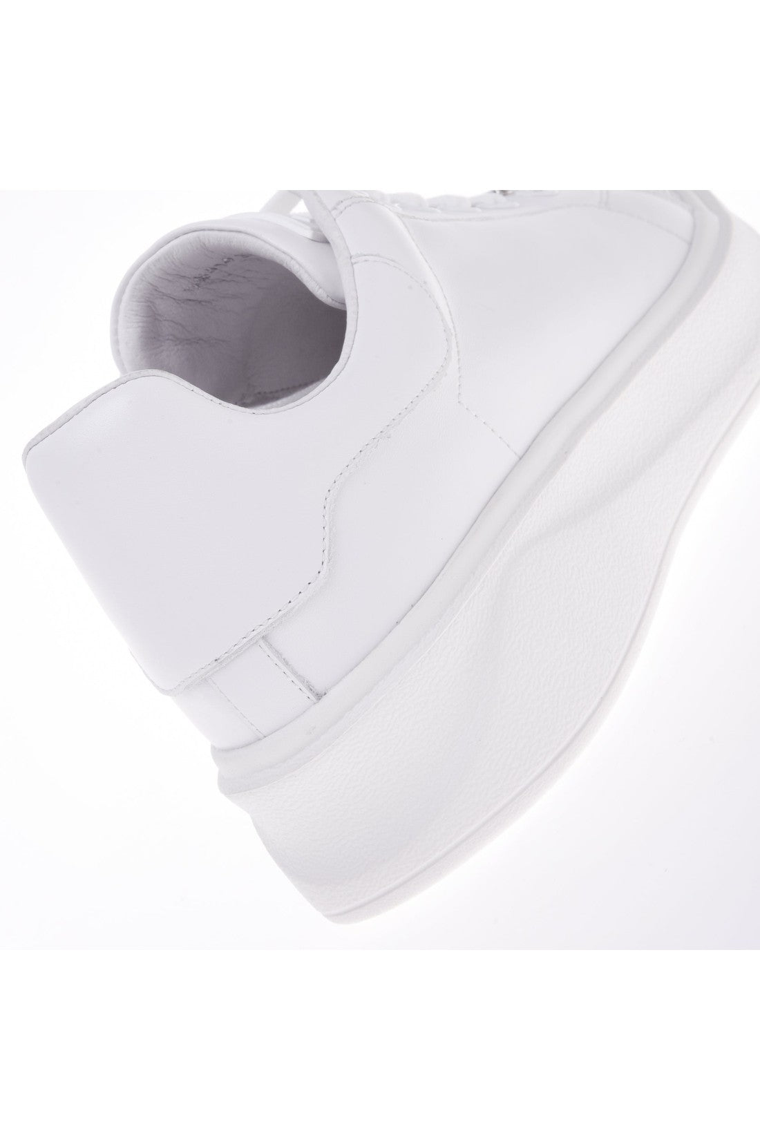Sneaker in white calfskin with rhinestones