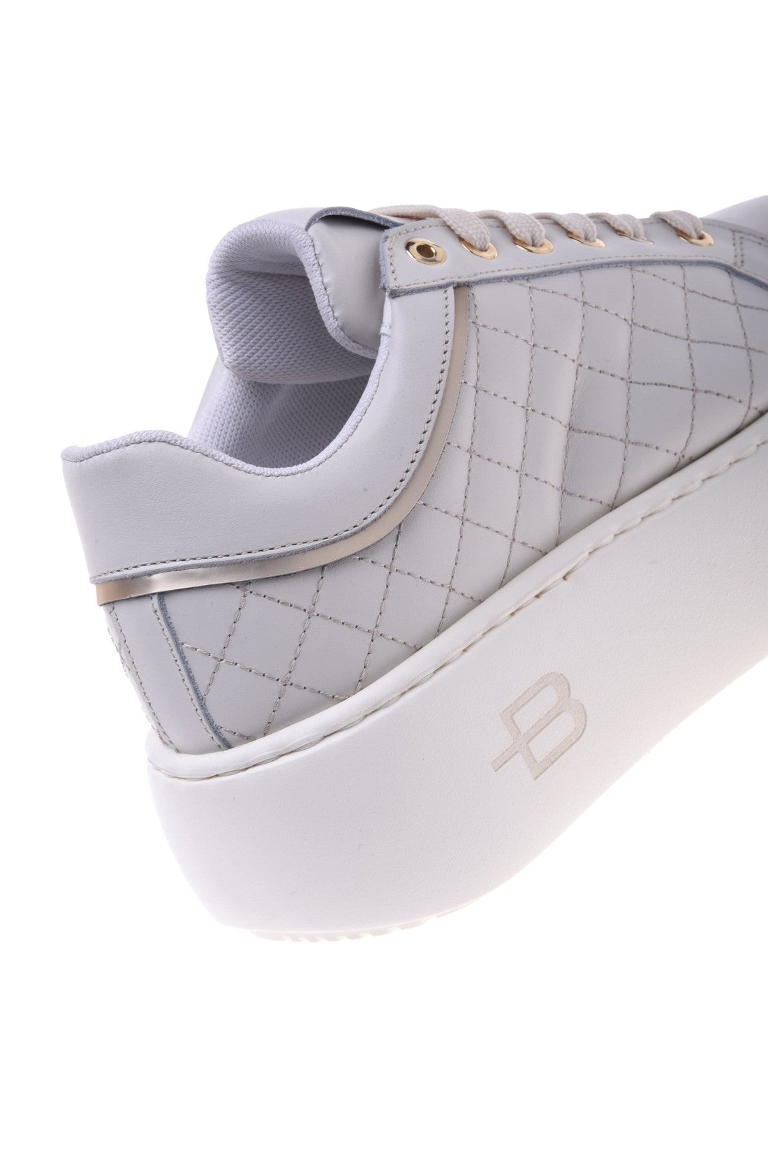 Sneaker in white quilted leather