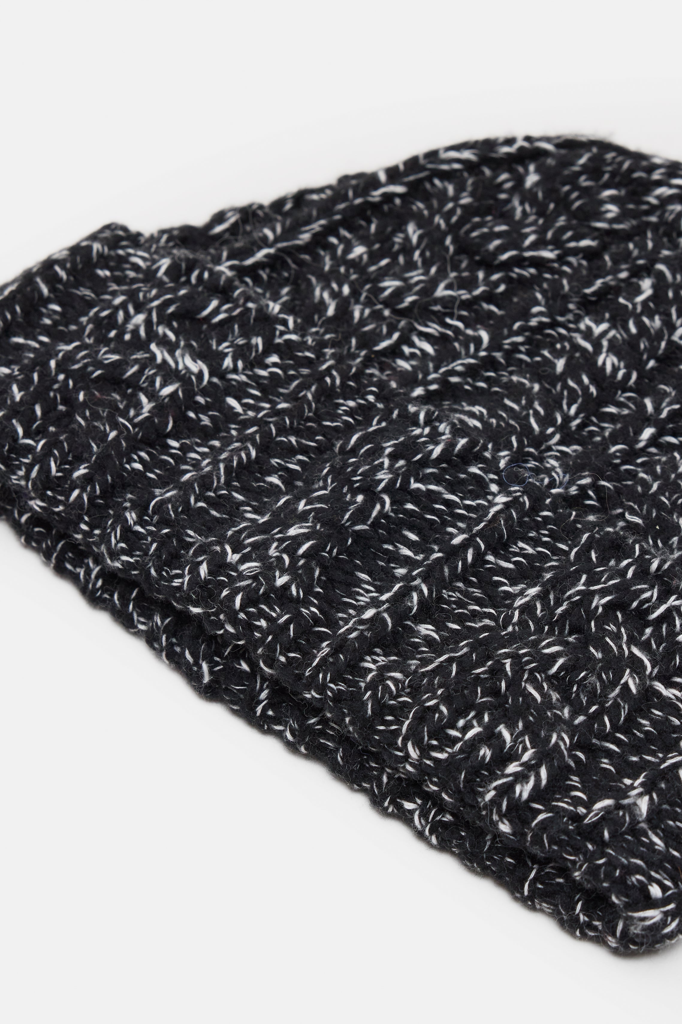 KNITTED HAT