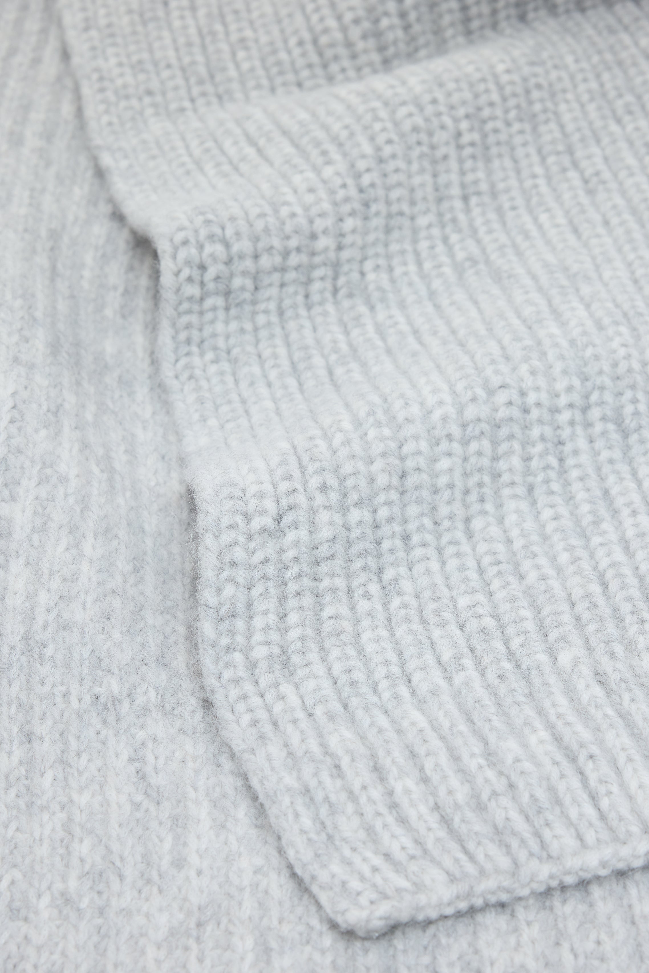 KNITTED SCARF