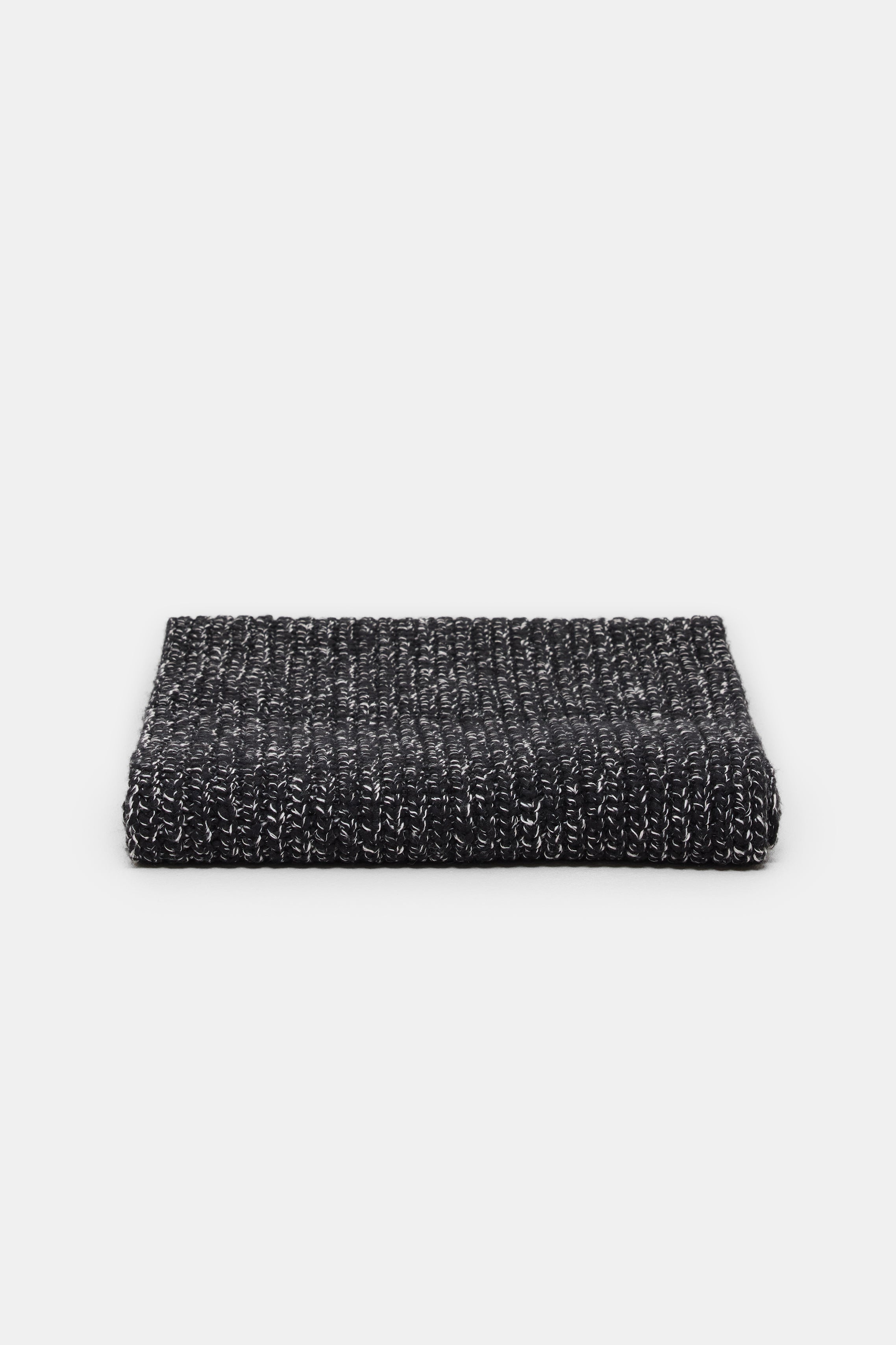 KNITTED SCARF