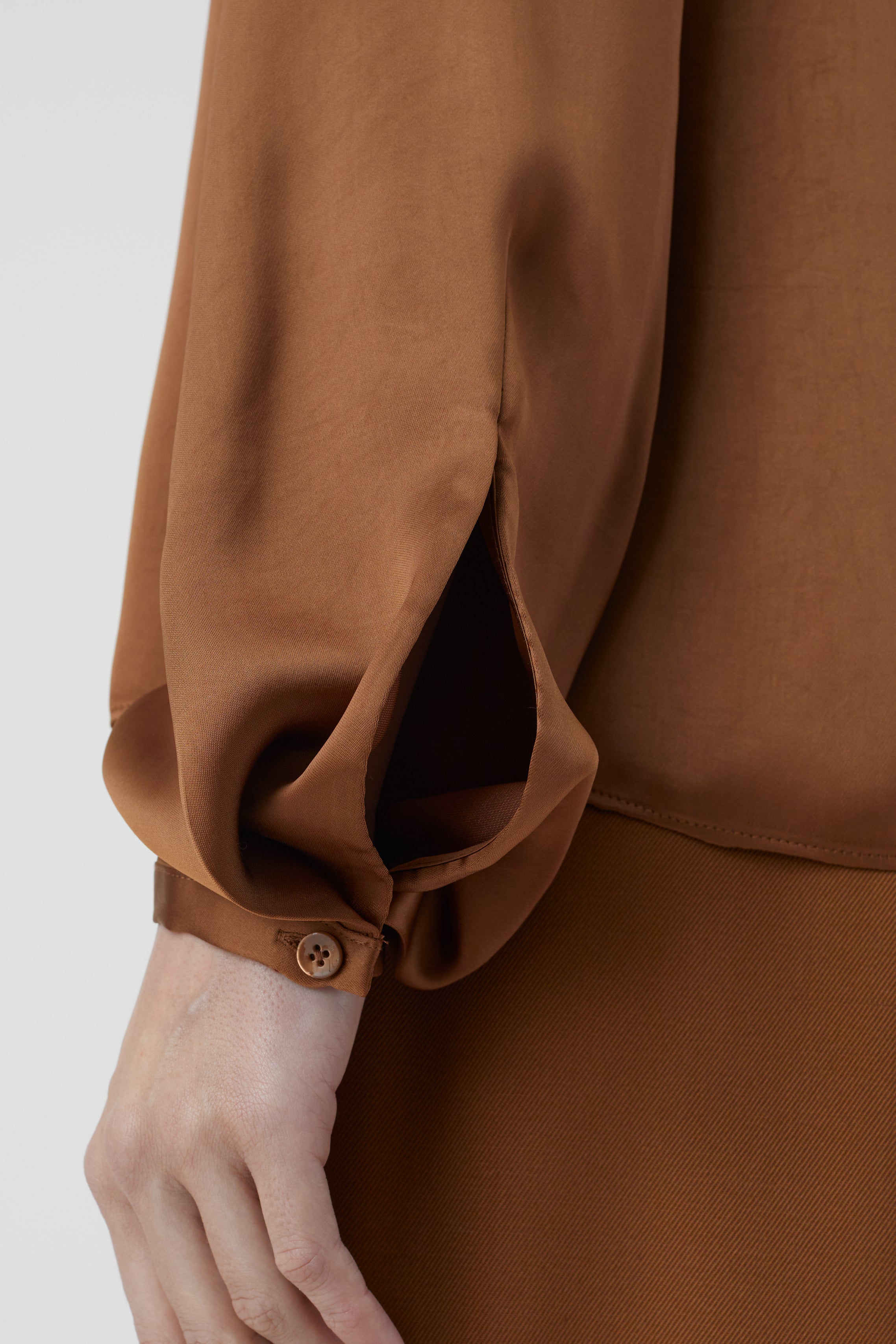 SLEEK TWILL BLOUSE