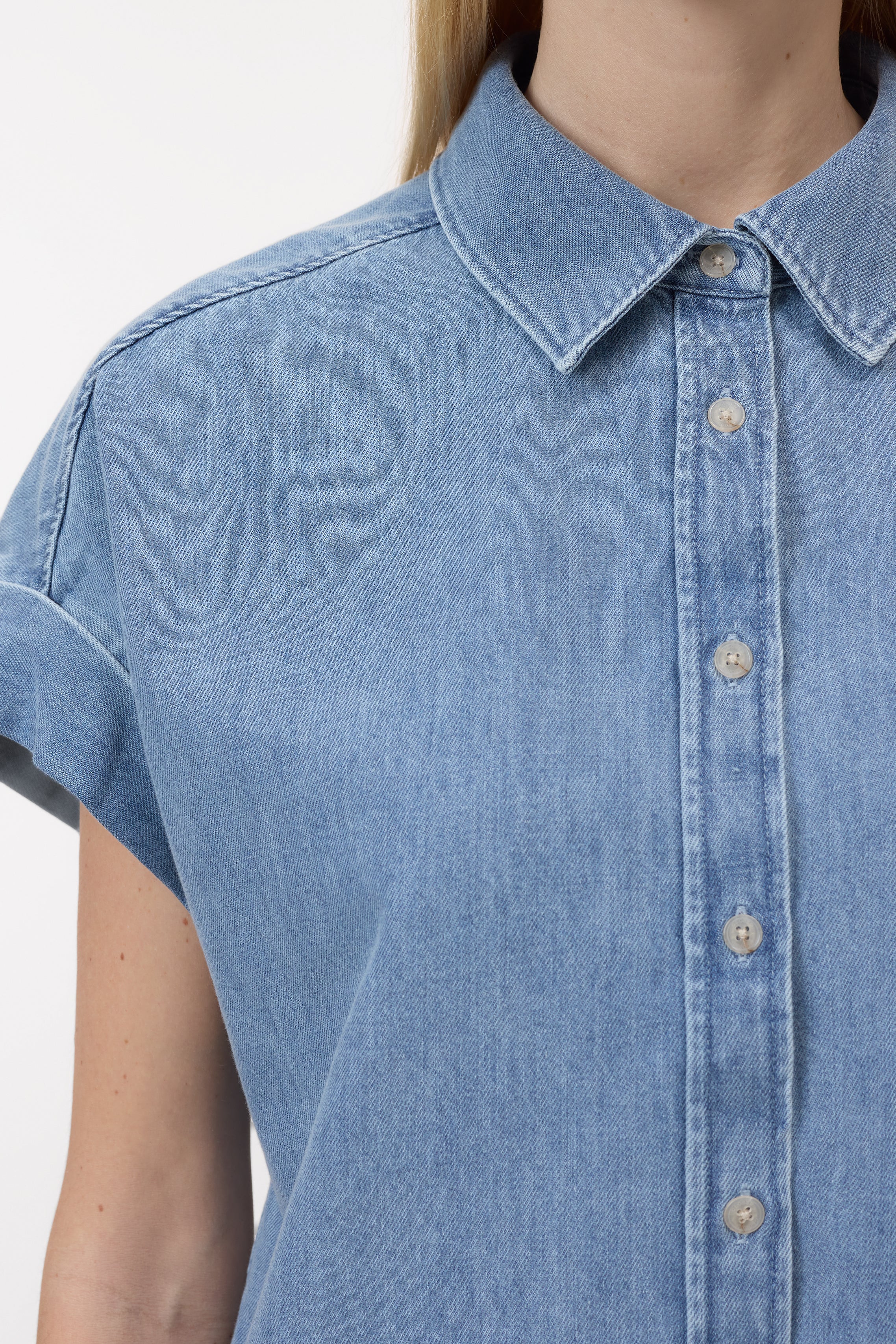 SLEEVELESS SHIRT-Hemden & Blusen-Closed-ARCHIVIST