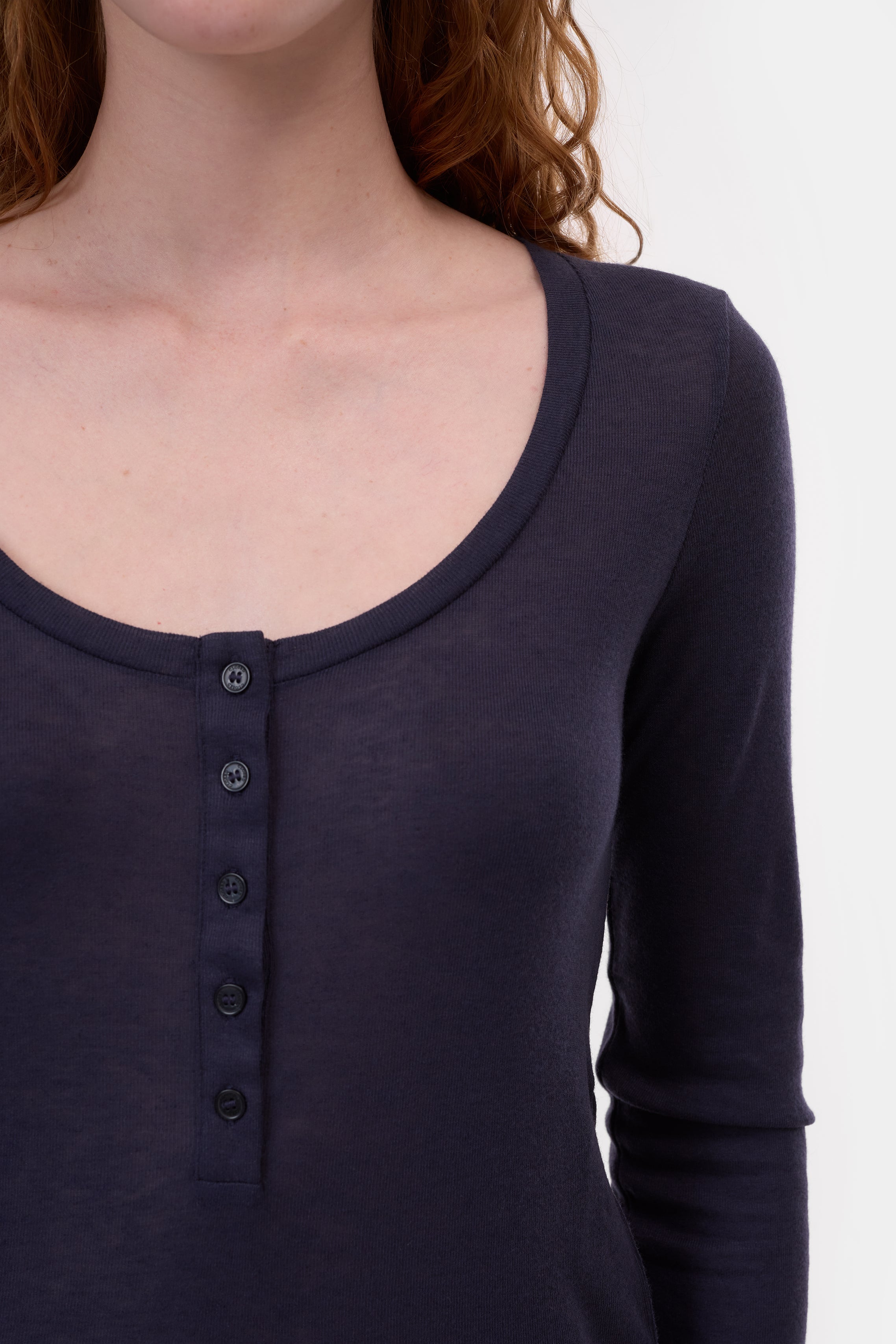 DEEP NECK LONGSLEEVE