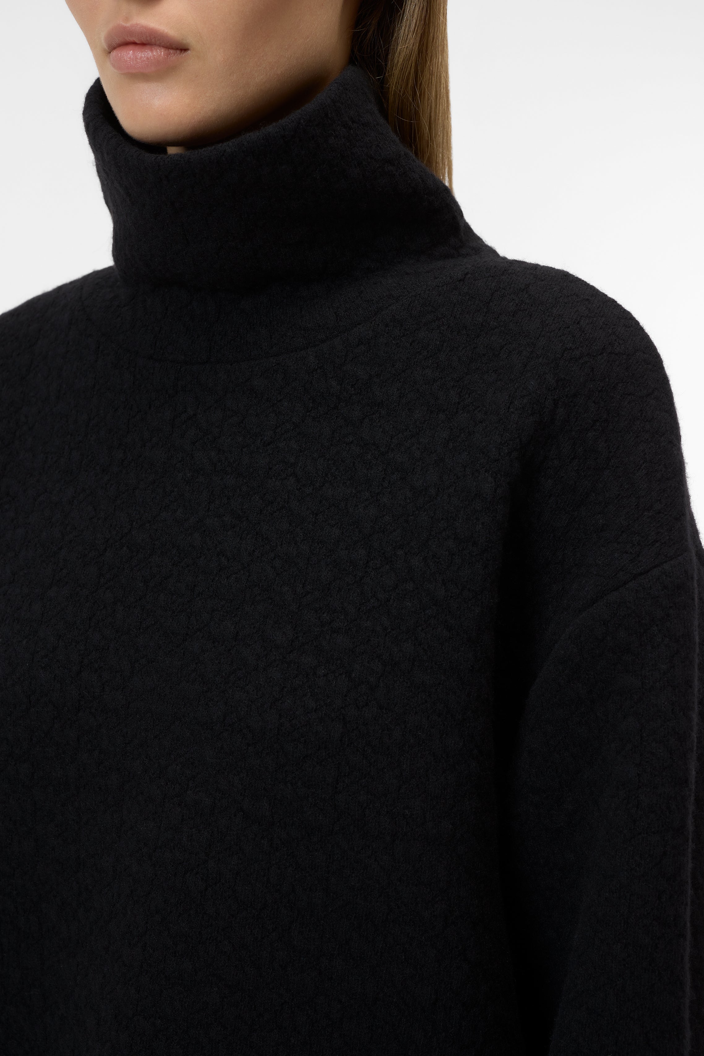 HIGH NECK SWEATSHIRT