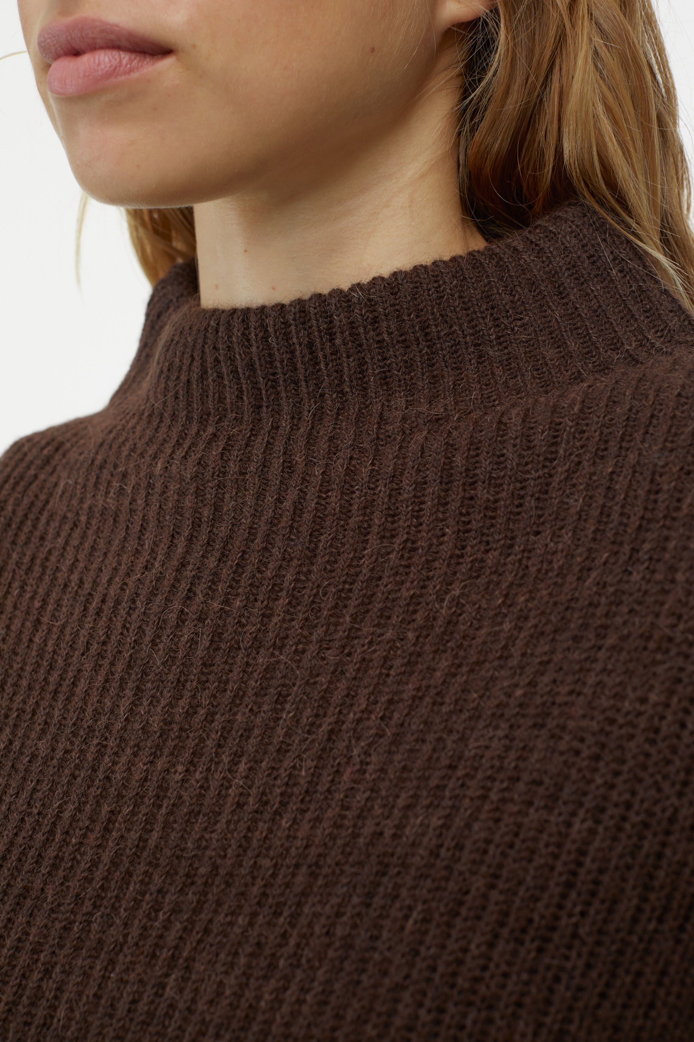 FUNNEL NECK CROPPED KNITS