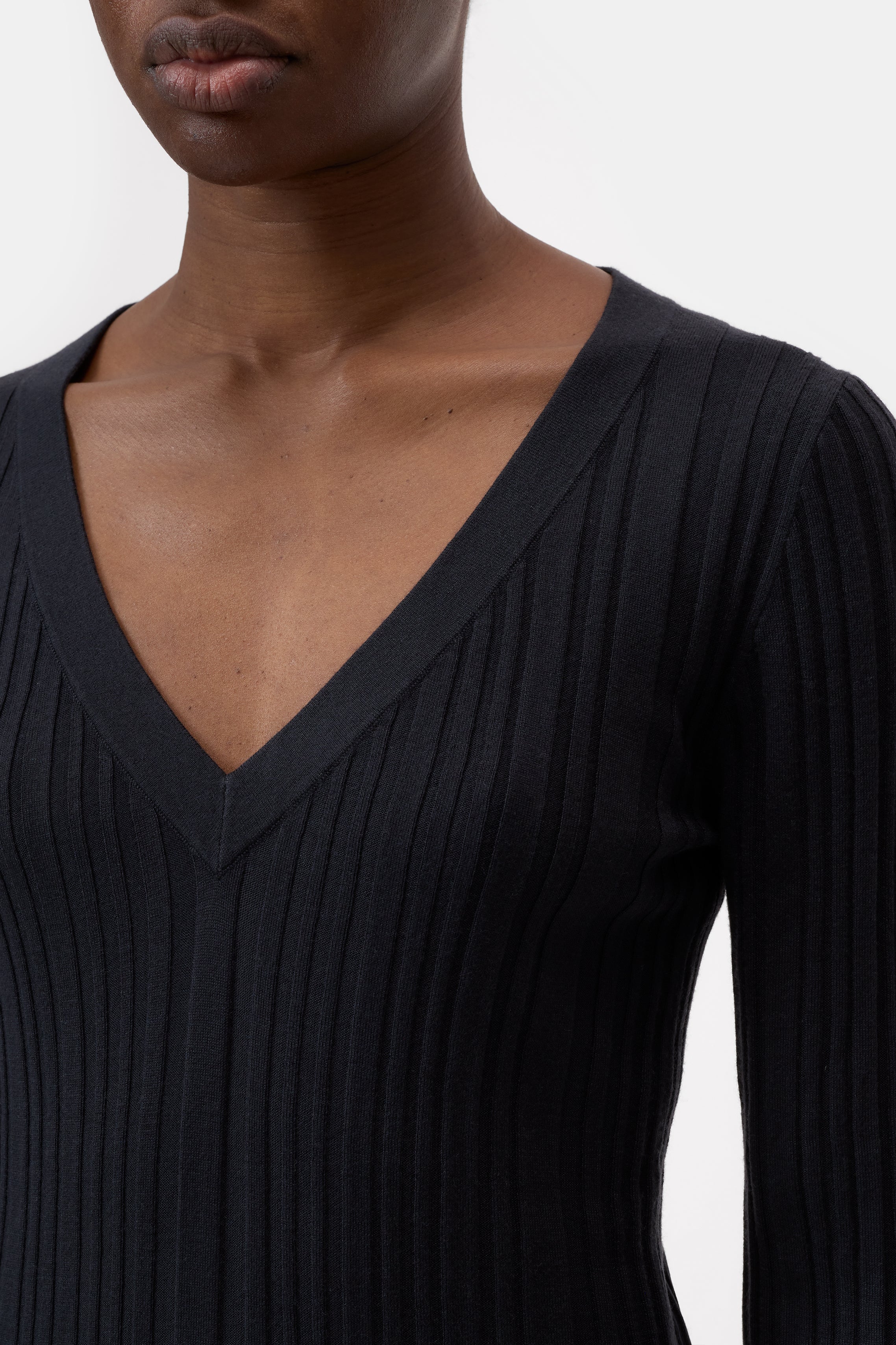 SLIM V-NECK LONG SLEEVE
