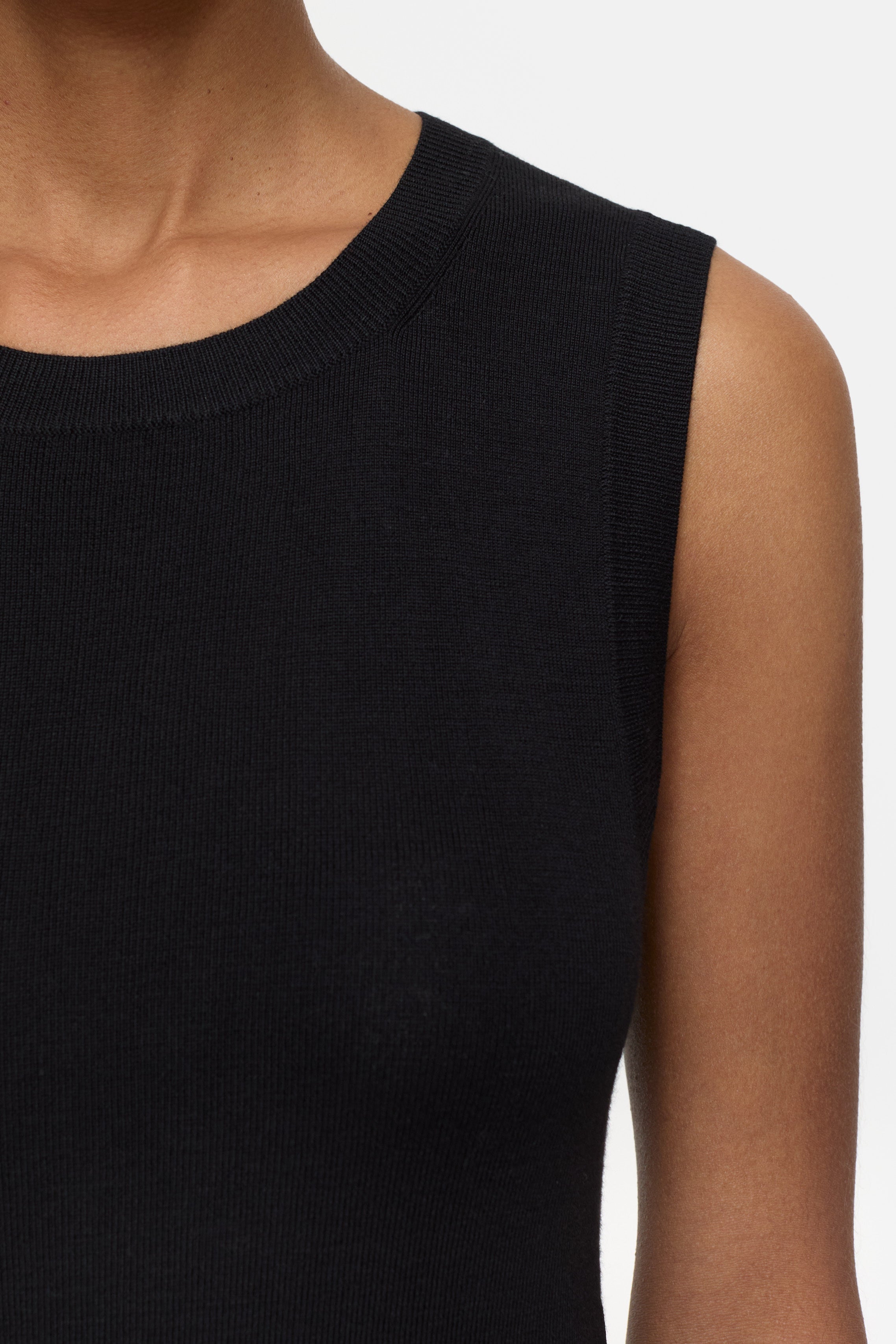 Closed-SLEEVELESS CREW NECK-Strick & Pullover-Black-Deal-Outlet-by-ARCHIVIST