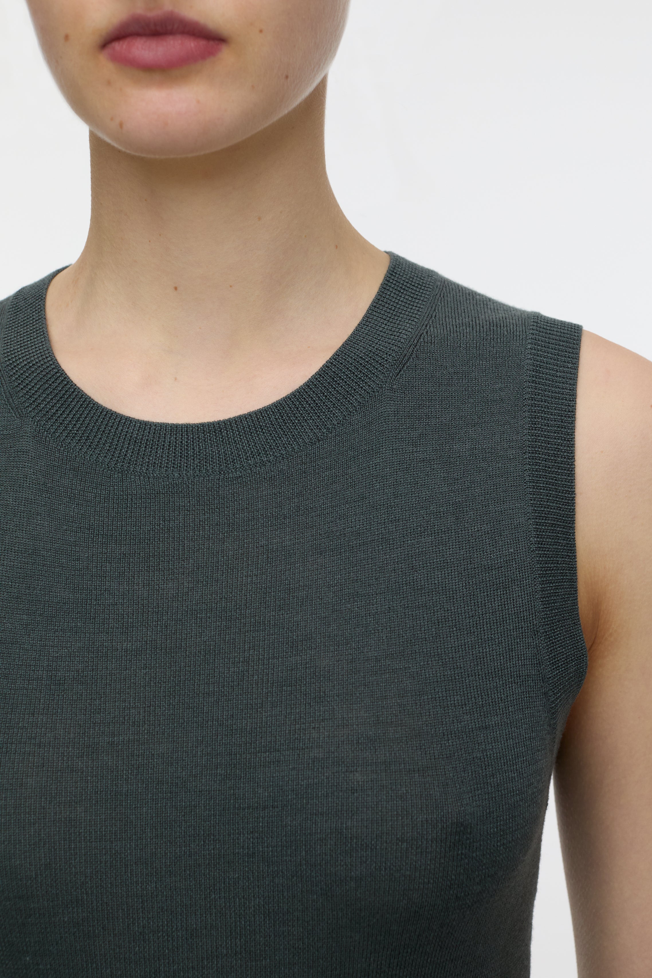 Closed-SLEEVELESS CREW NECK KNITS-Strick & Pullover-Black-Deal-Outlet-by-ARCHIVIST