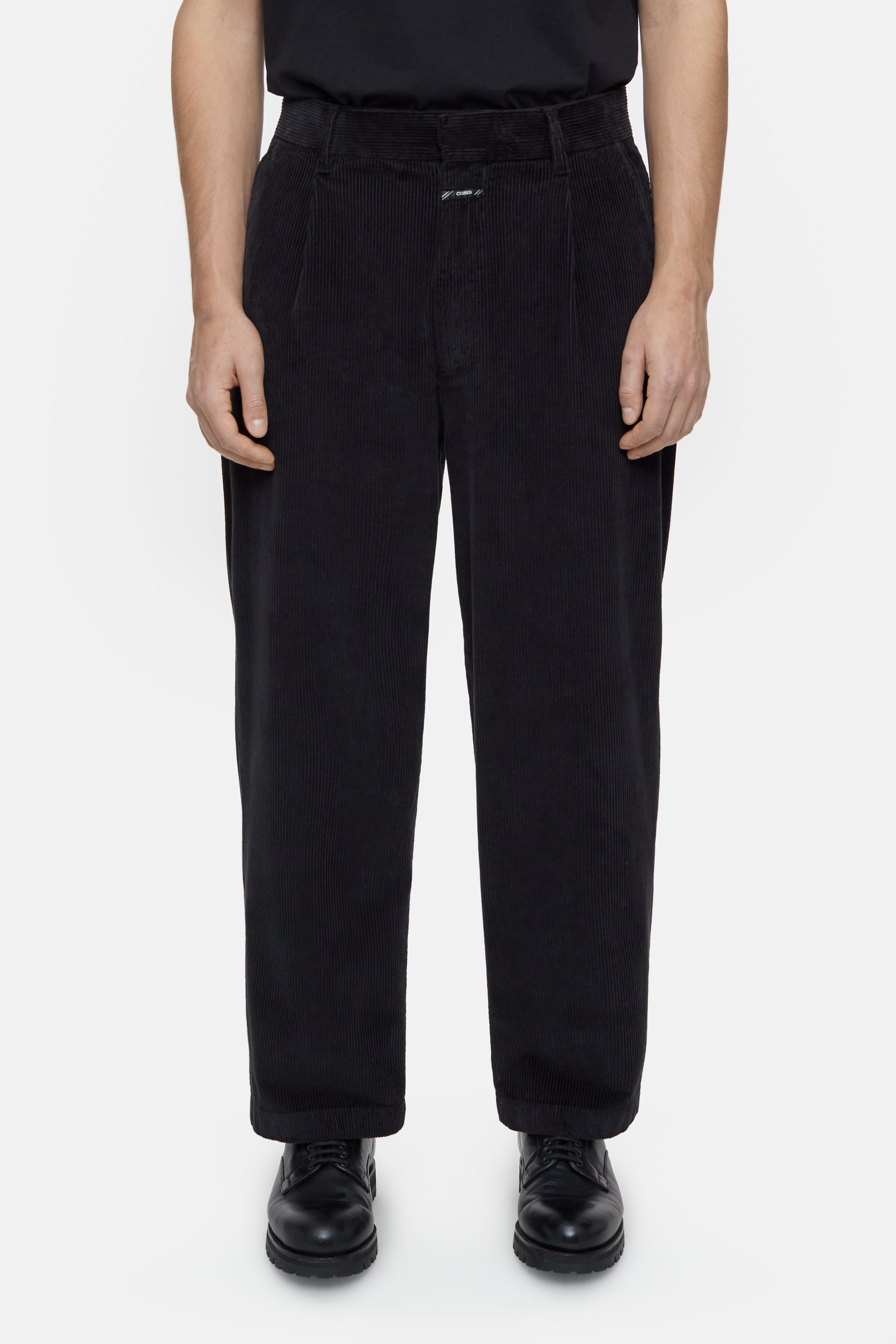 BLOMBERG WIDE-Hosen-Closed-27-BLACK-ARCHIVIST