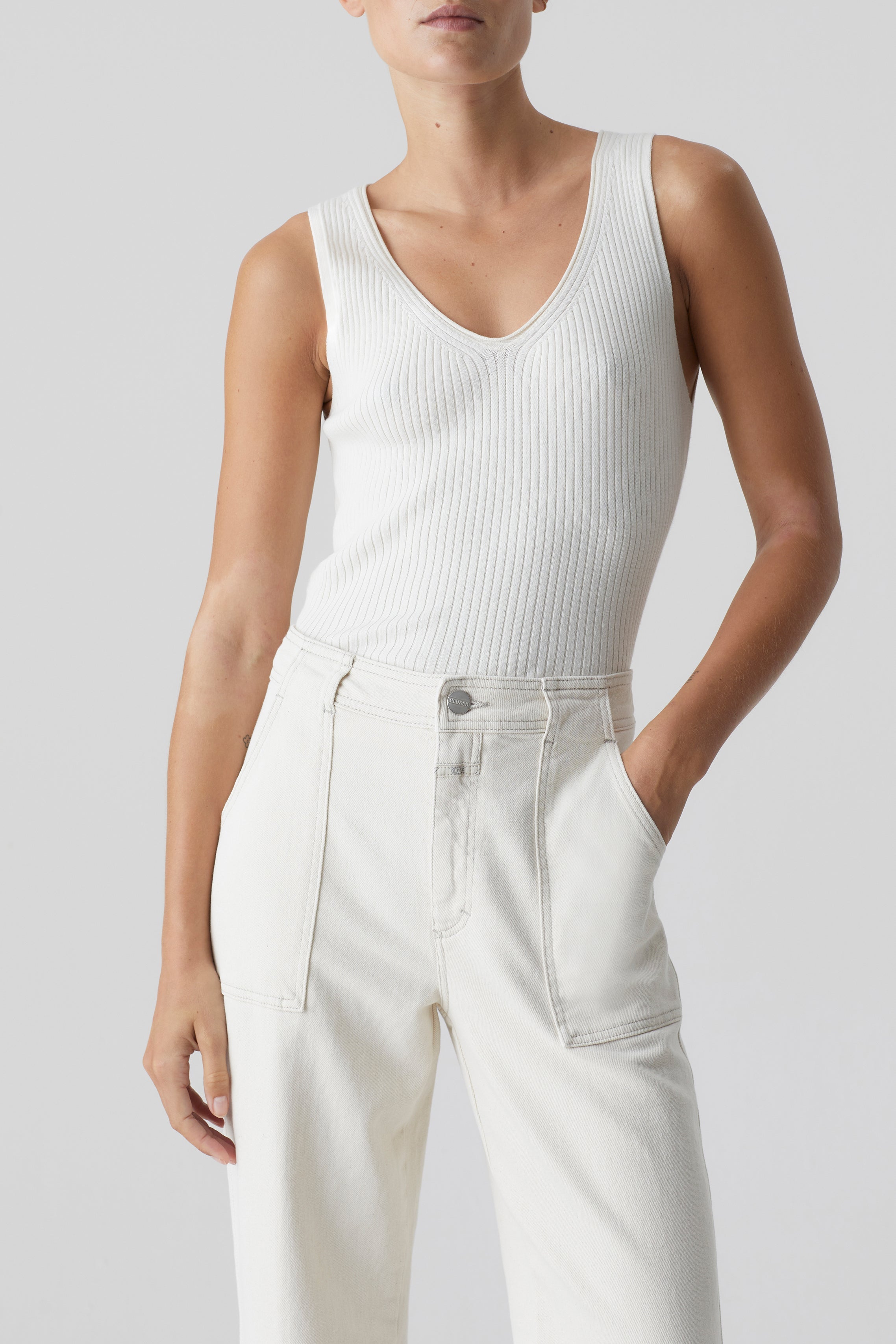 CLOSED-OUTLET-SALE-V-NECK-CROPPED-TOP-Strick-ARCHIVE-COLLECTION.jpg