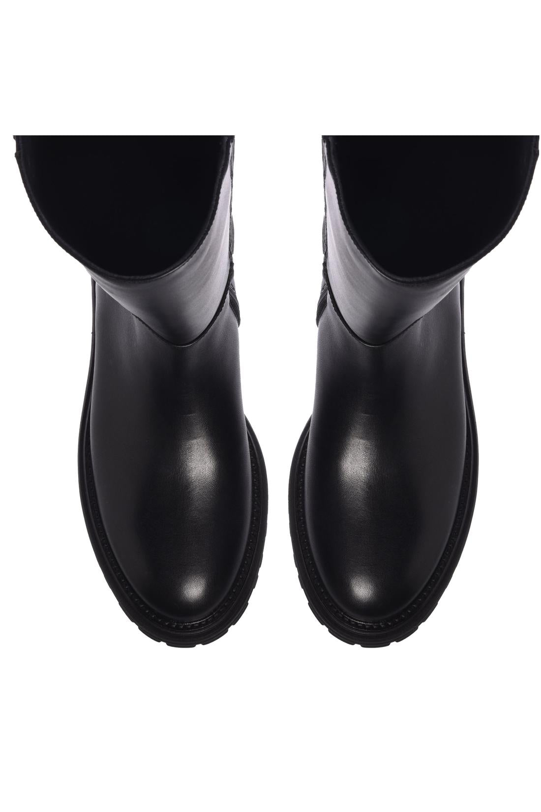 Boots in black leather