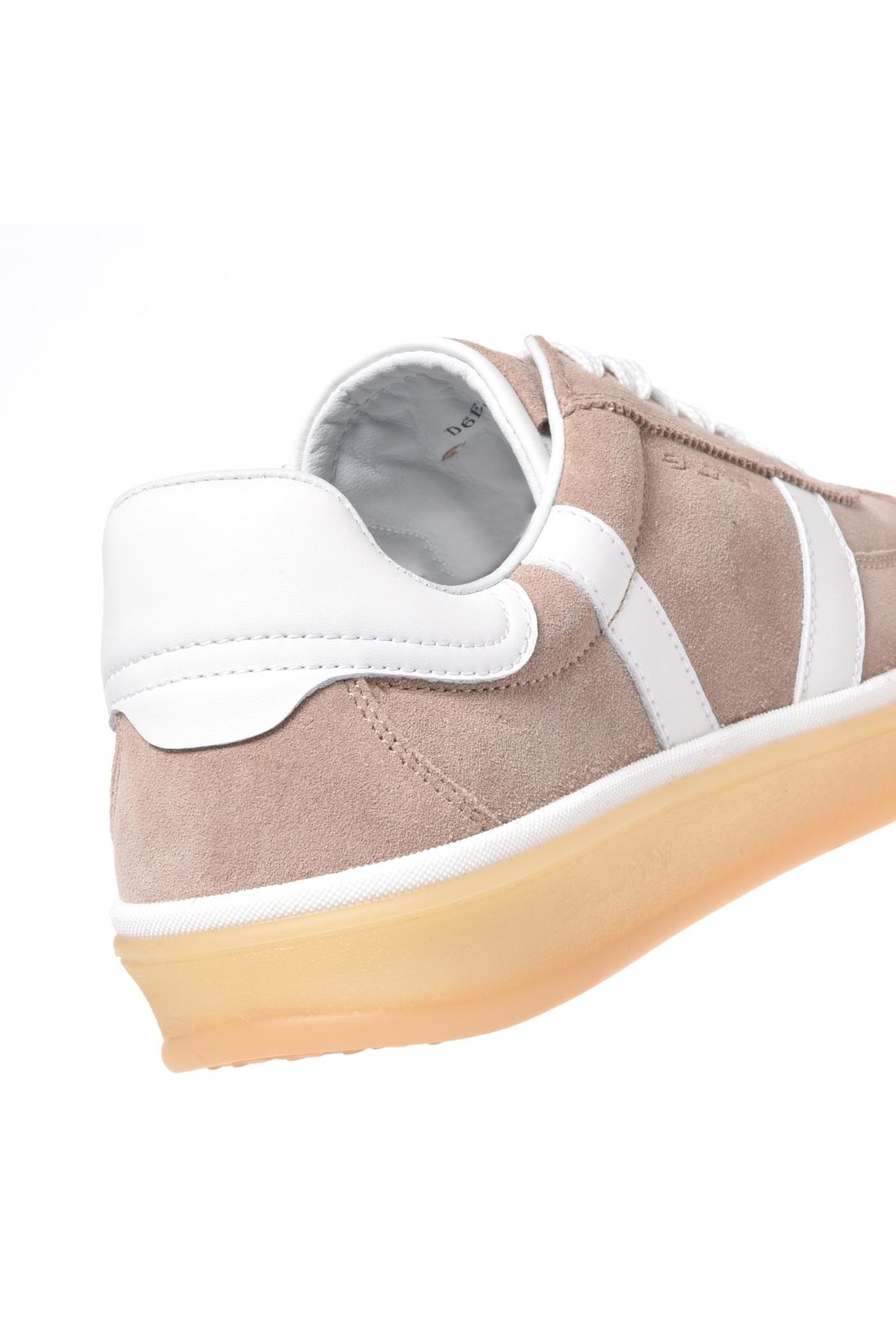 Beige suede sneaker
