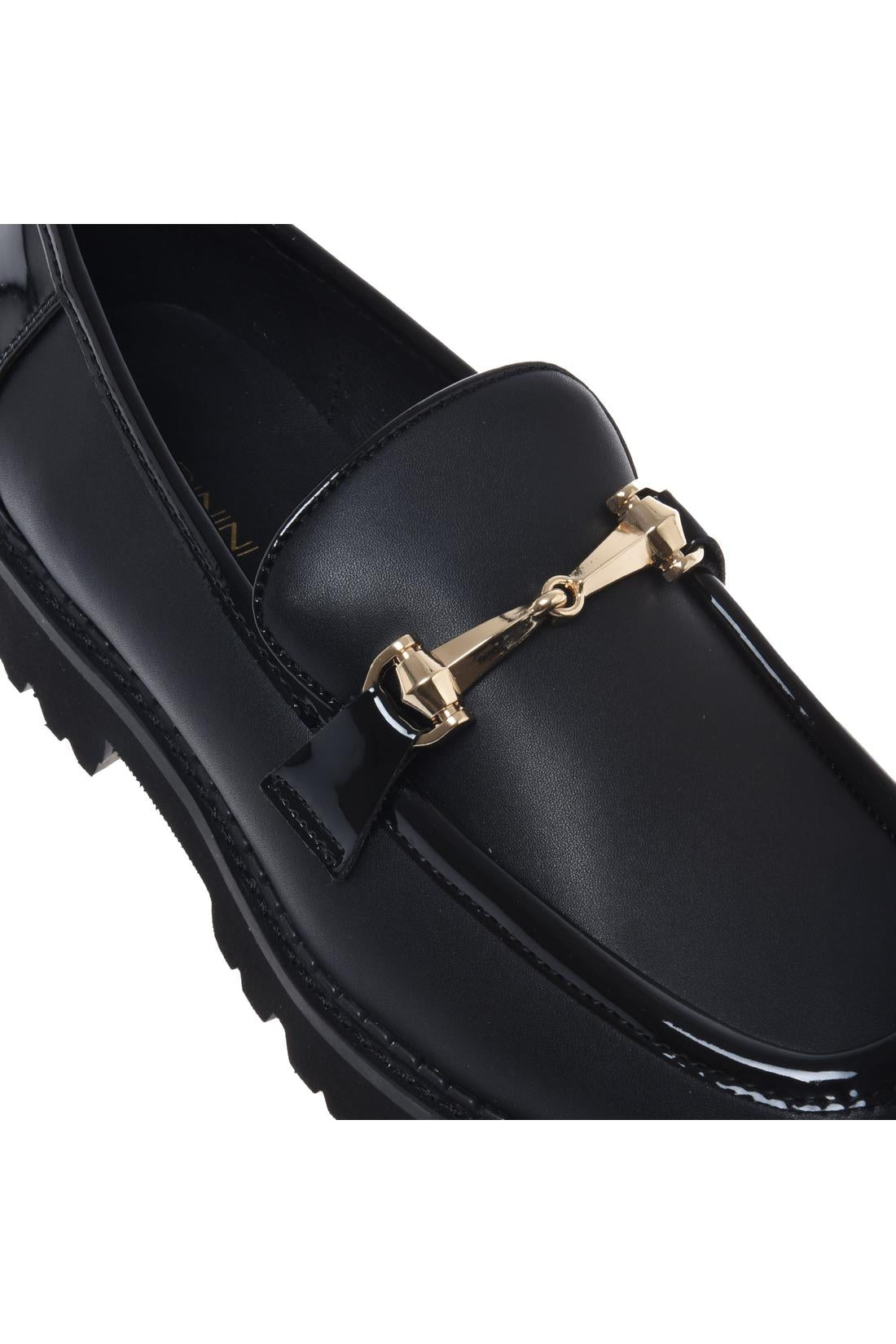 Loafer in black leather and patent