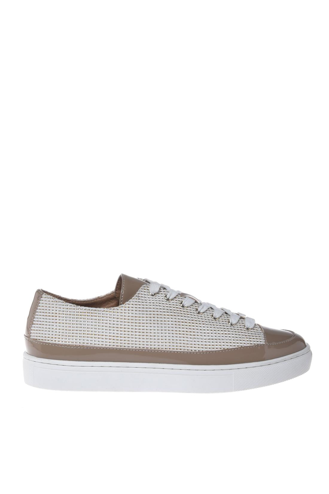 Sneaker with studs in patent leather and raffia white