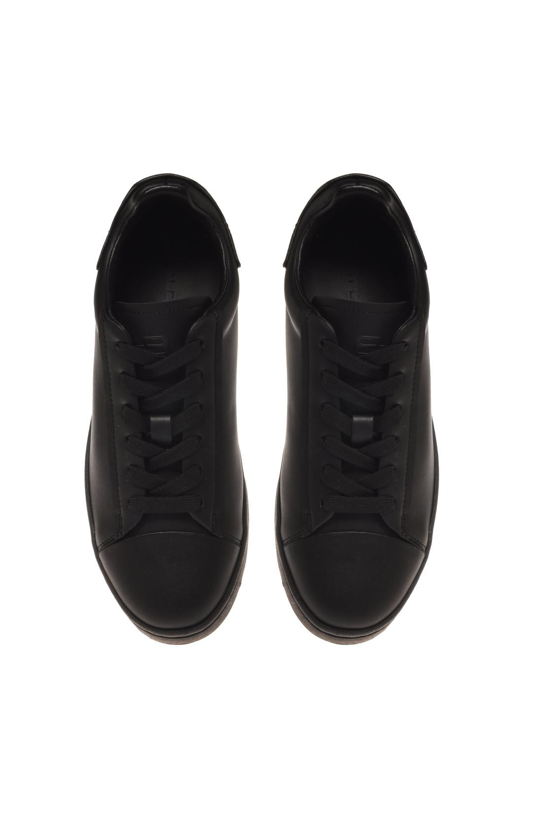 Sneaker in leather black
