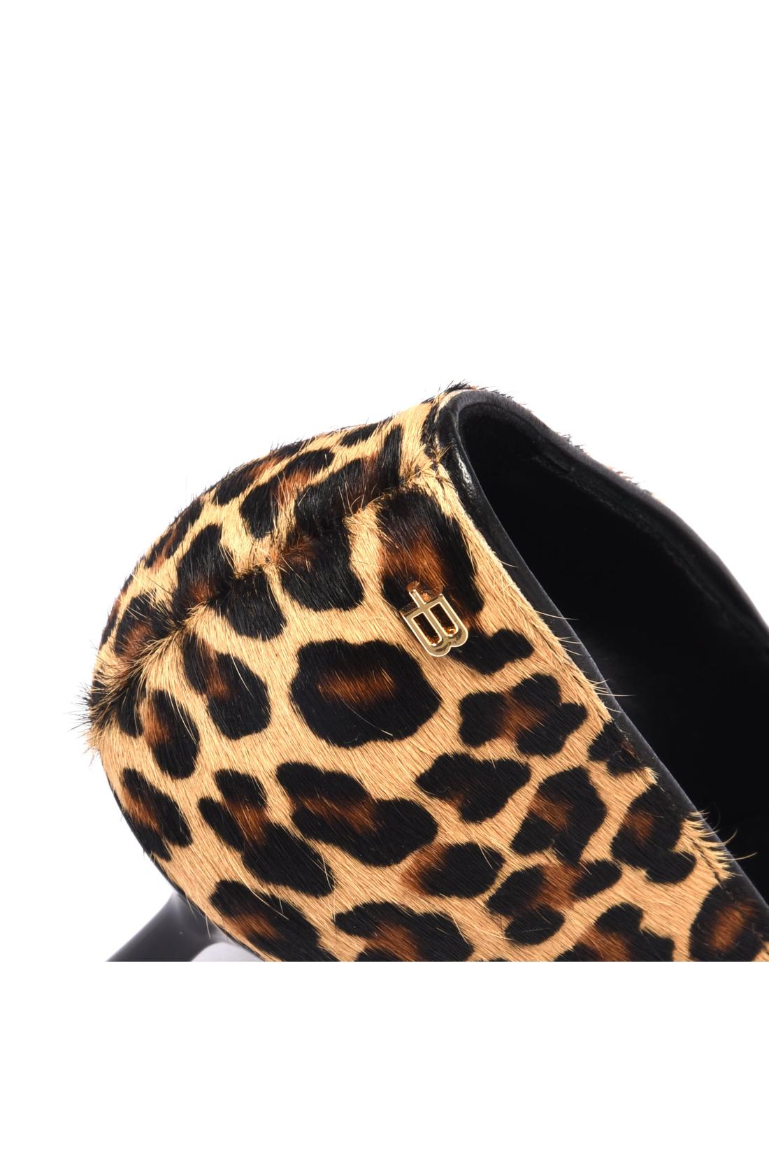 Leopard-print suede pump