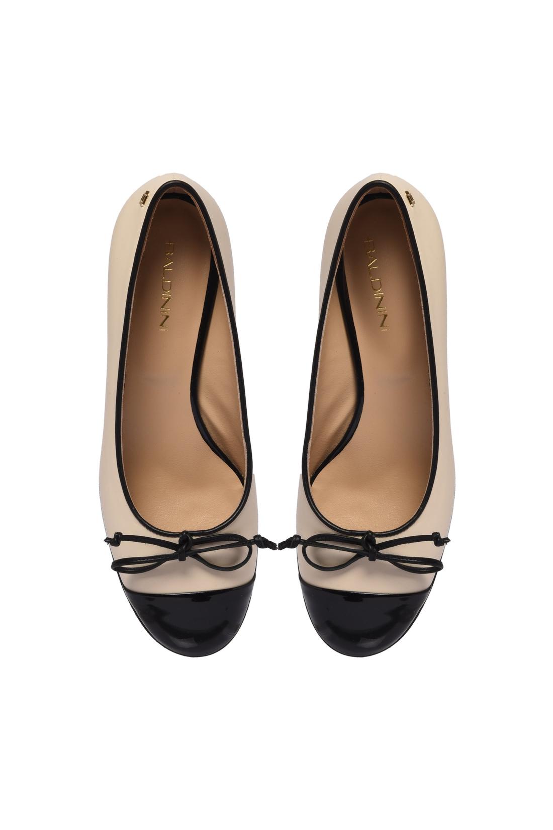 Black patent leather and off-white leather pump