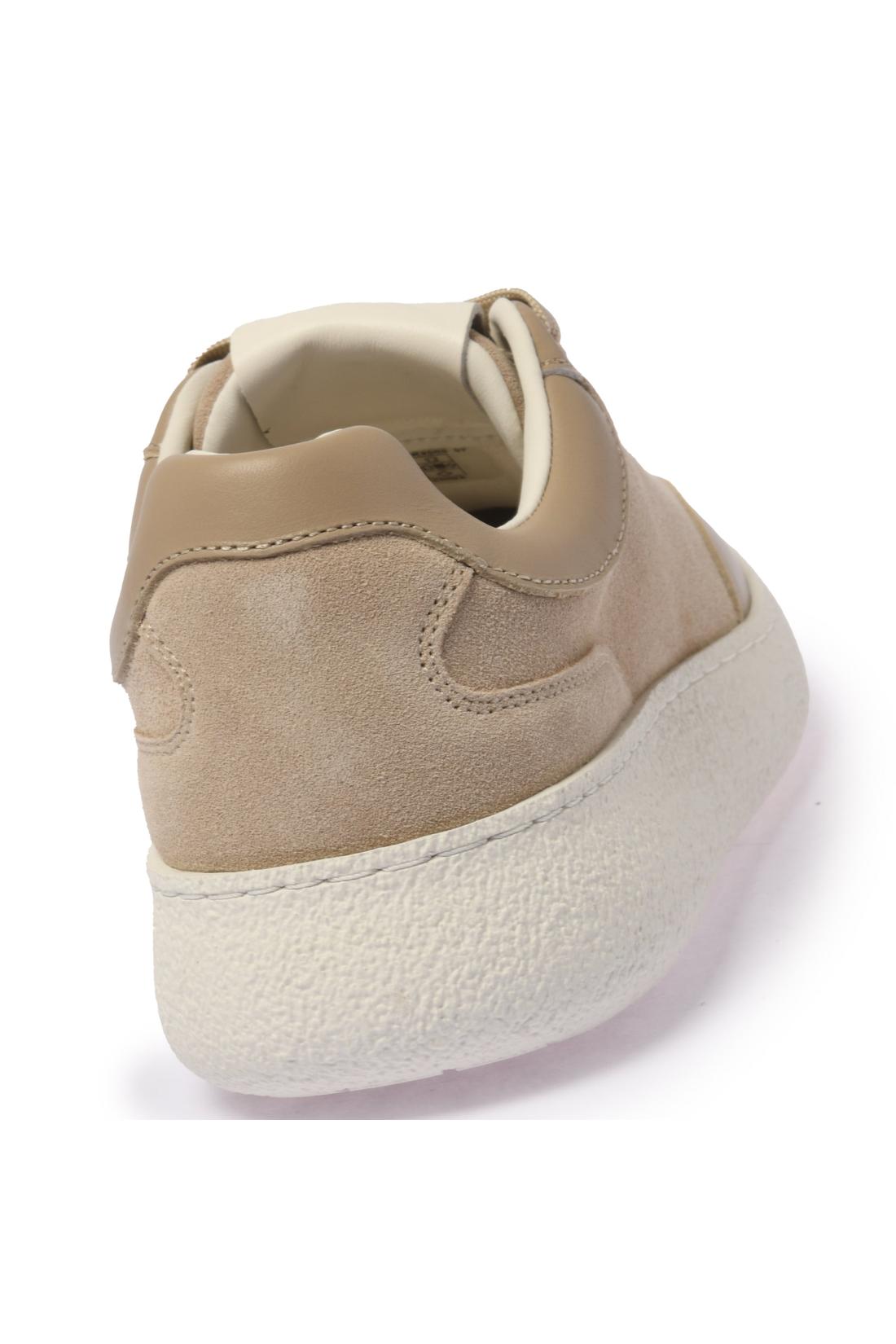 Sneaker in beige suede leather