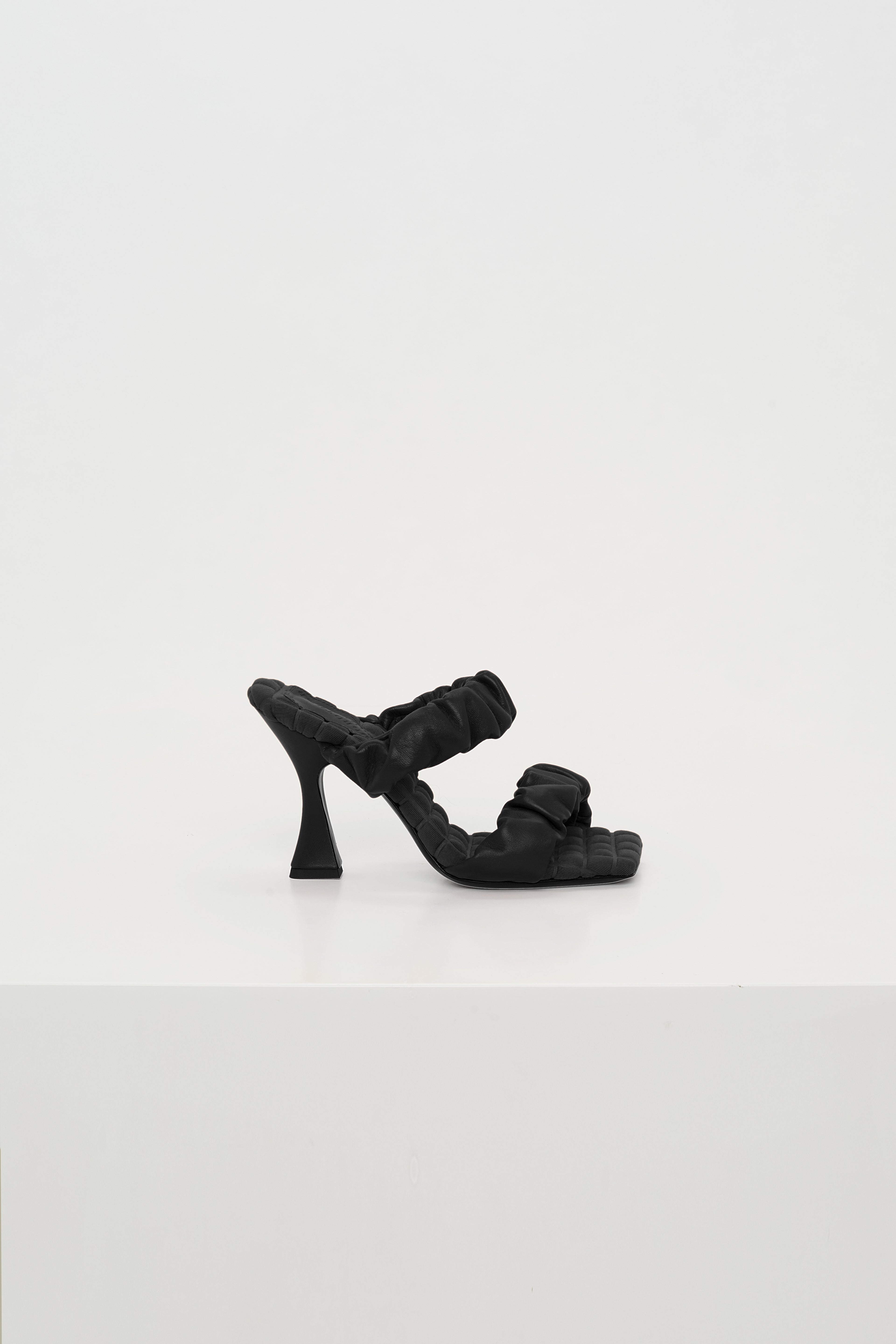 Dorothee-Schumacher-OUTLET-SALE-SPORTY-FEMININITY-sandal-heeled-Sandalen-ARCHIVE-COLLECTION-3_d28f8a03-615b-4e24-adbc-e713a245417f.jpg