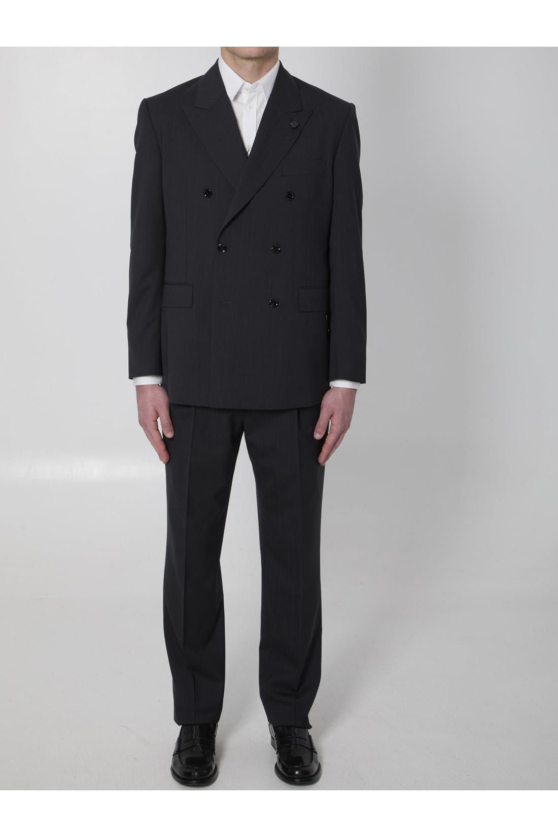 Feeling double-breasted suit