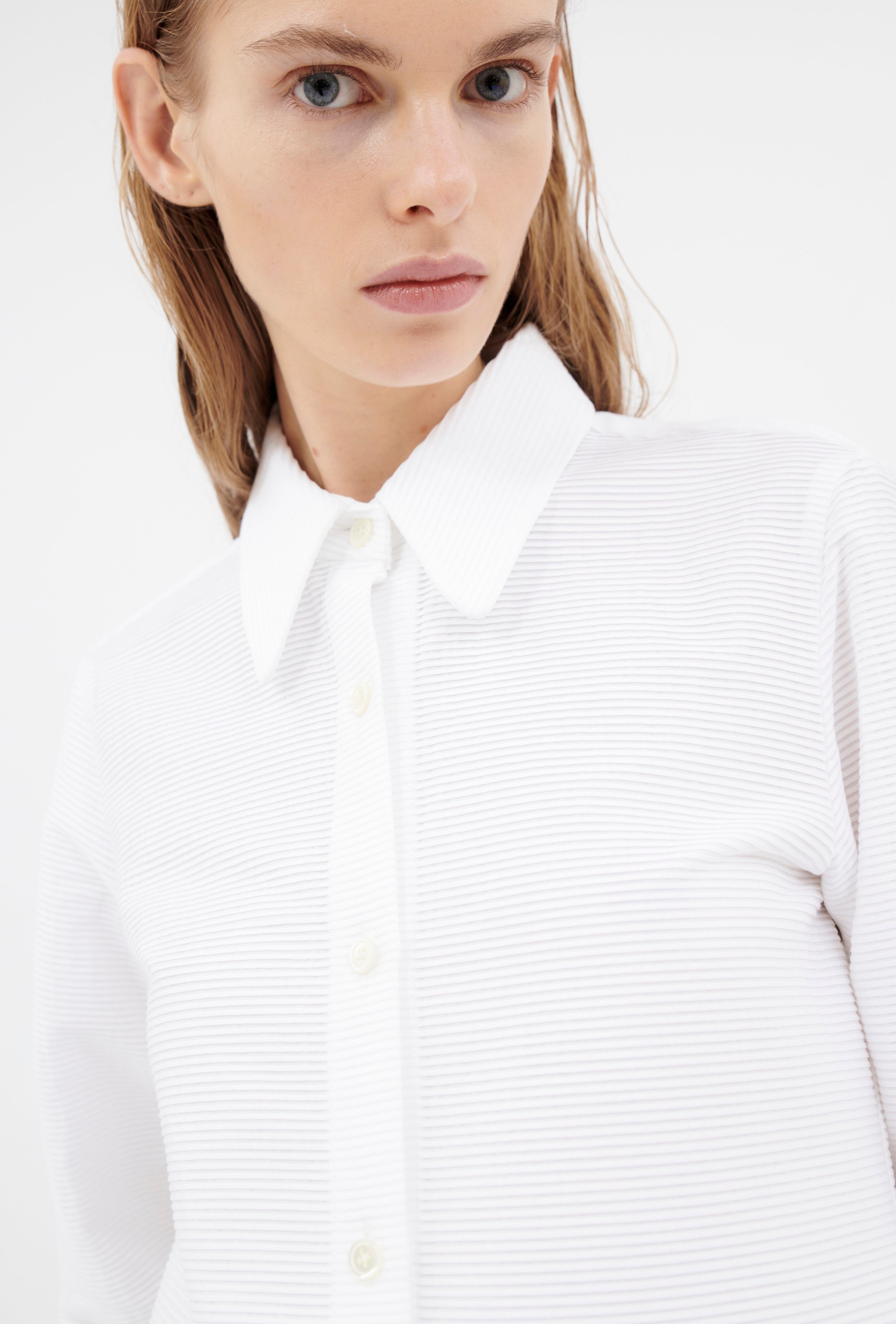 Odeeh-Fine Plissé Bluse, White-Hemden & Blusen-Black-Deal-Outlet-by-ARCHIVIST