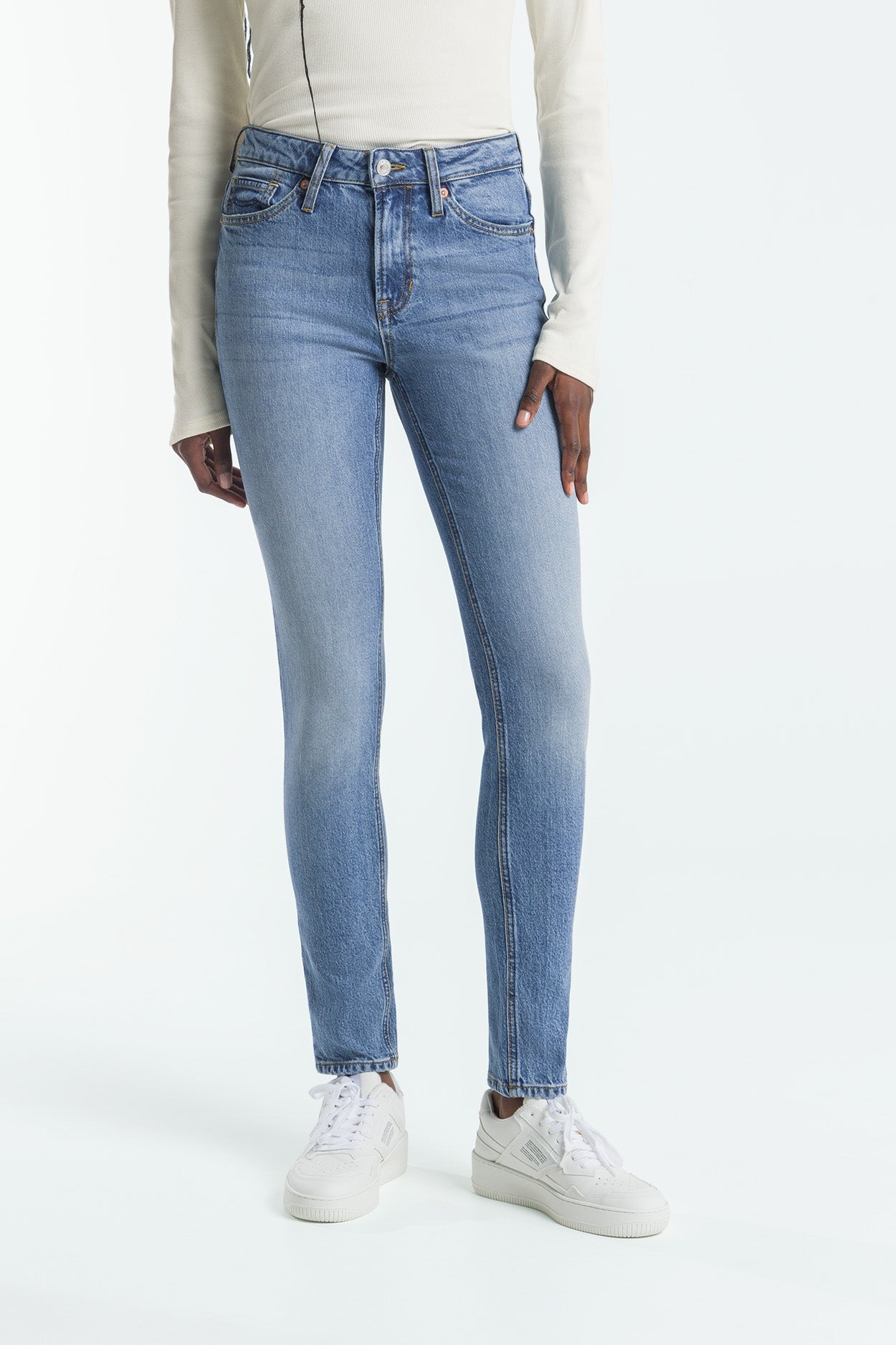 Kings Of Indigo-JUNO MEDIUM | ANTONIE DEEP ROYAL TENCEL MID-Jeans-Black-Deal-Outlet-by-ARCHIVIST