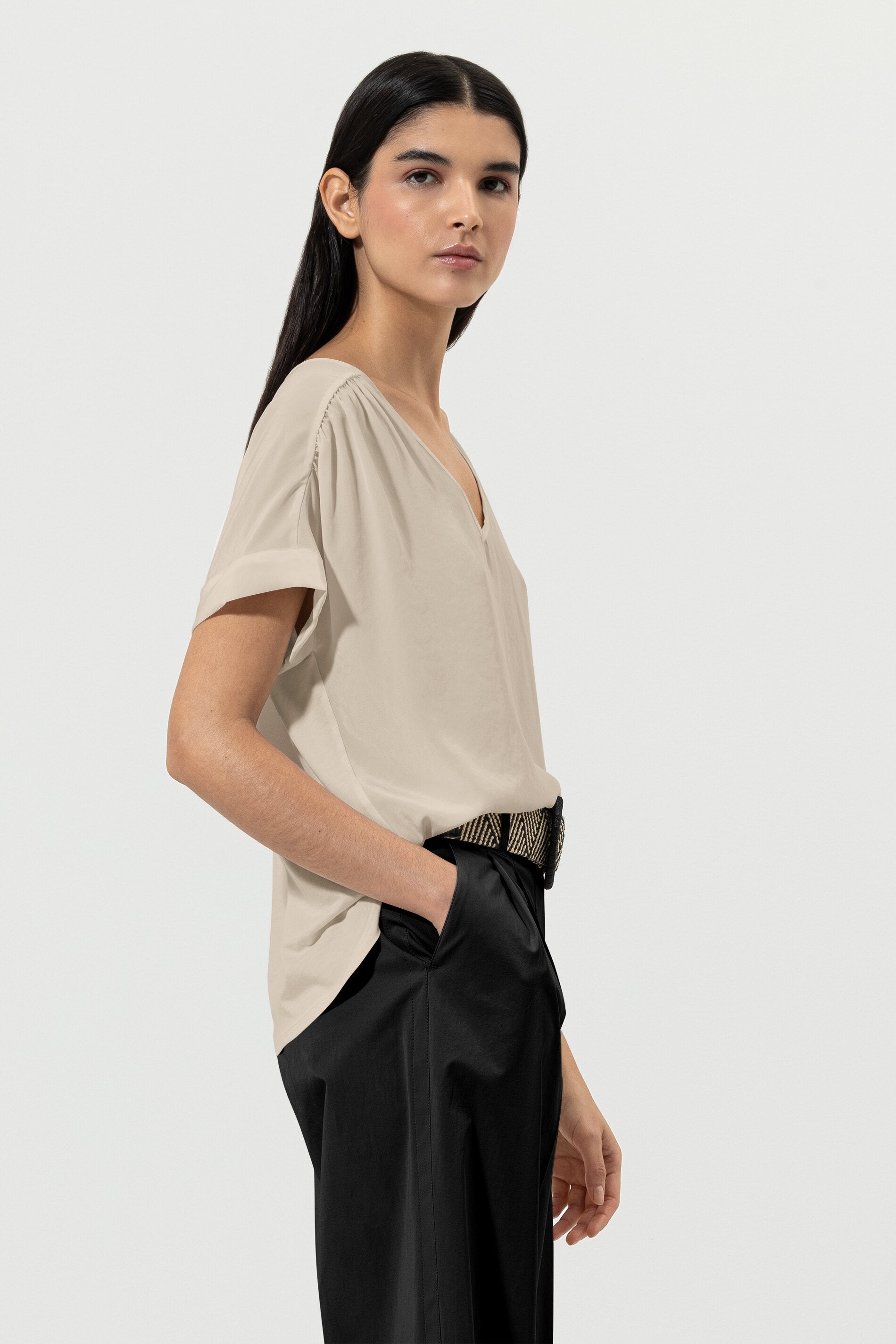 LUISA-CERANO-OUTLET-SALE-Blusenshirt-mit-V-Neck-Shirts-ARCHIVE-COLLECTION-3_2c12a439-7568-4ddb-9e90-6c6195f9f1f8.jpg