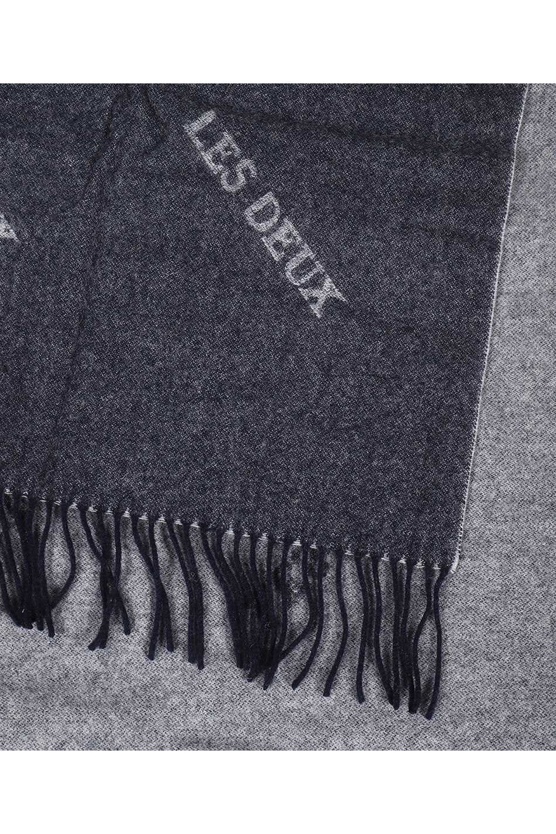 Wool scarf with fringes