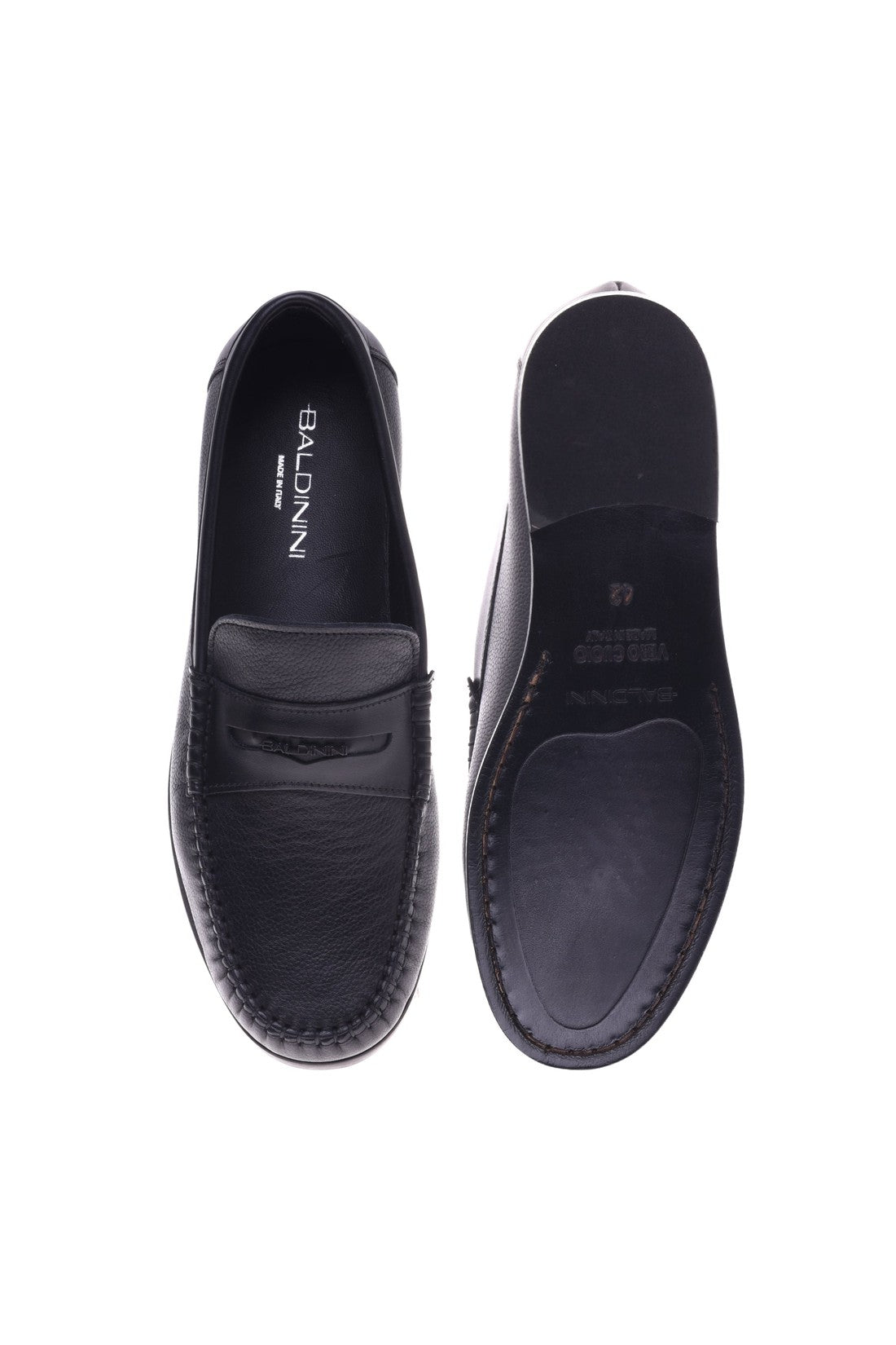 Loafer in black tumbled leather