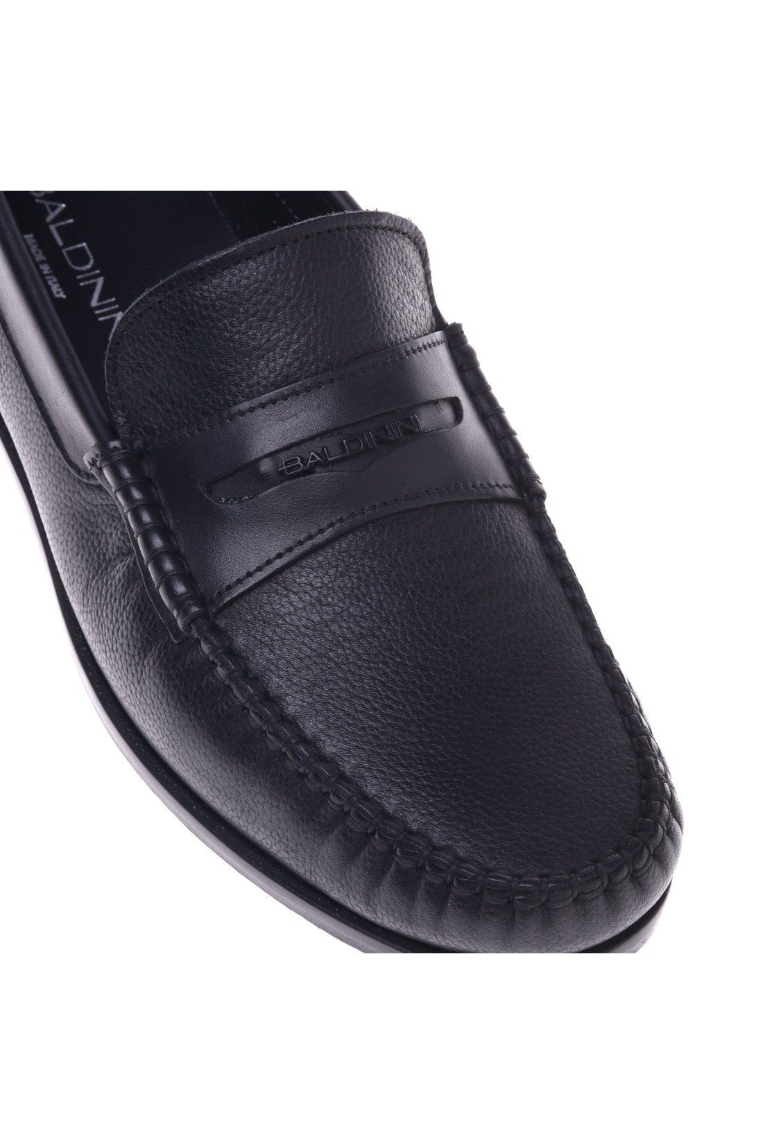 Loafer in black tumbled leather