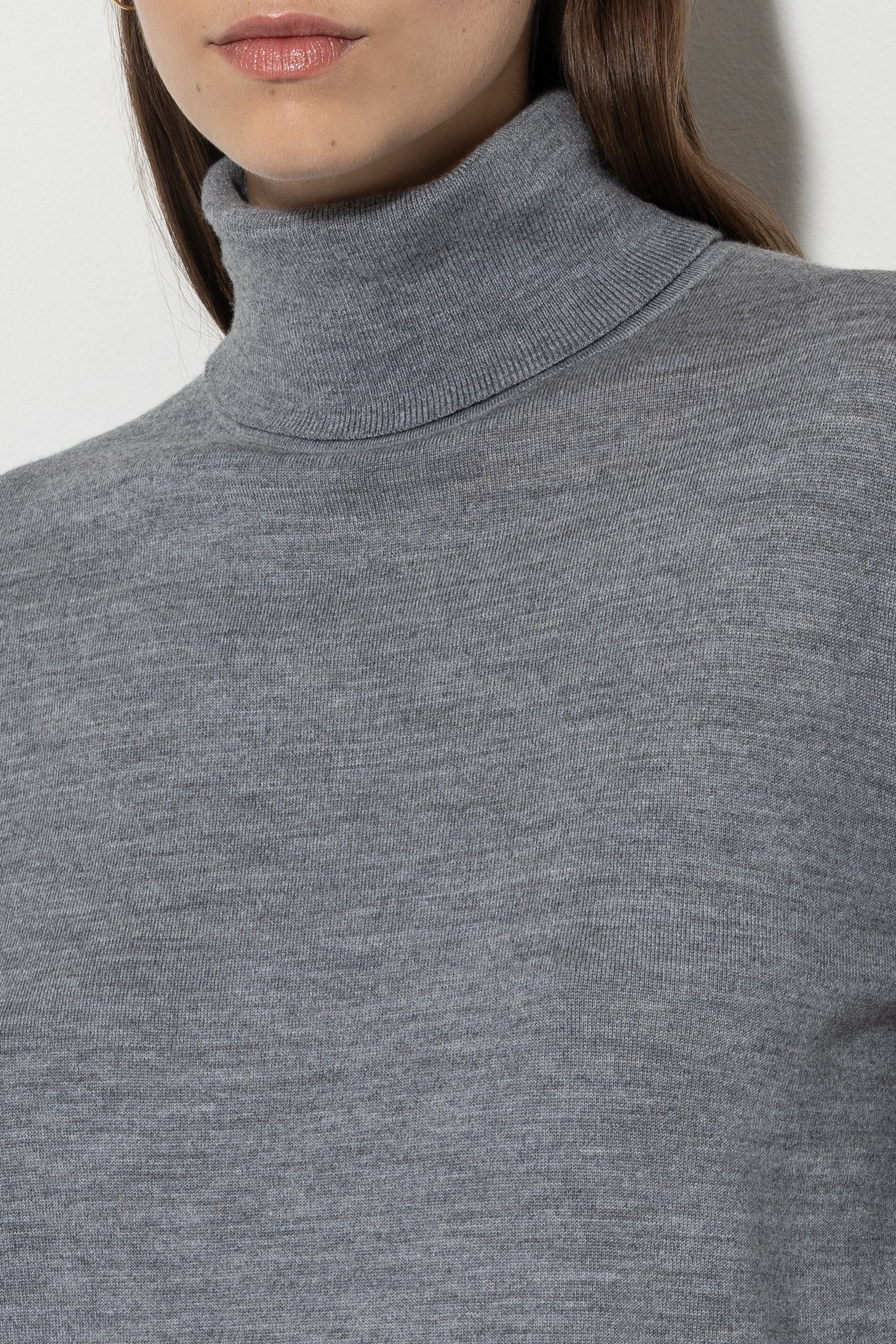 Roll-neck sweater made of silk blend