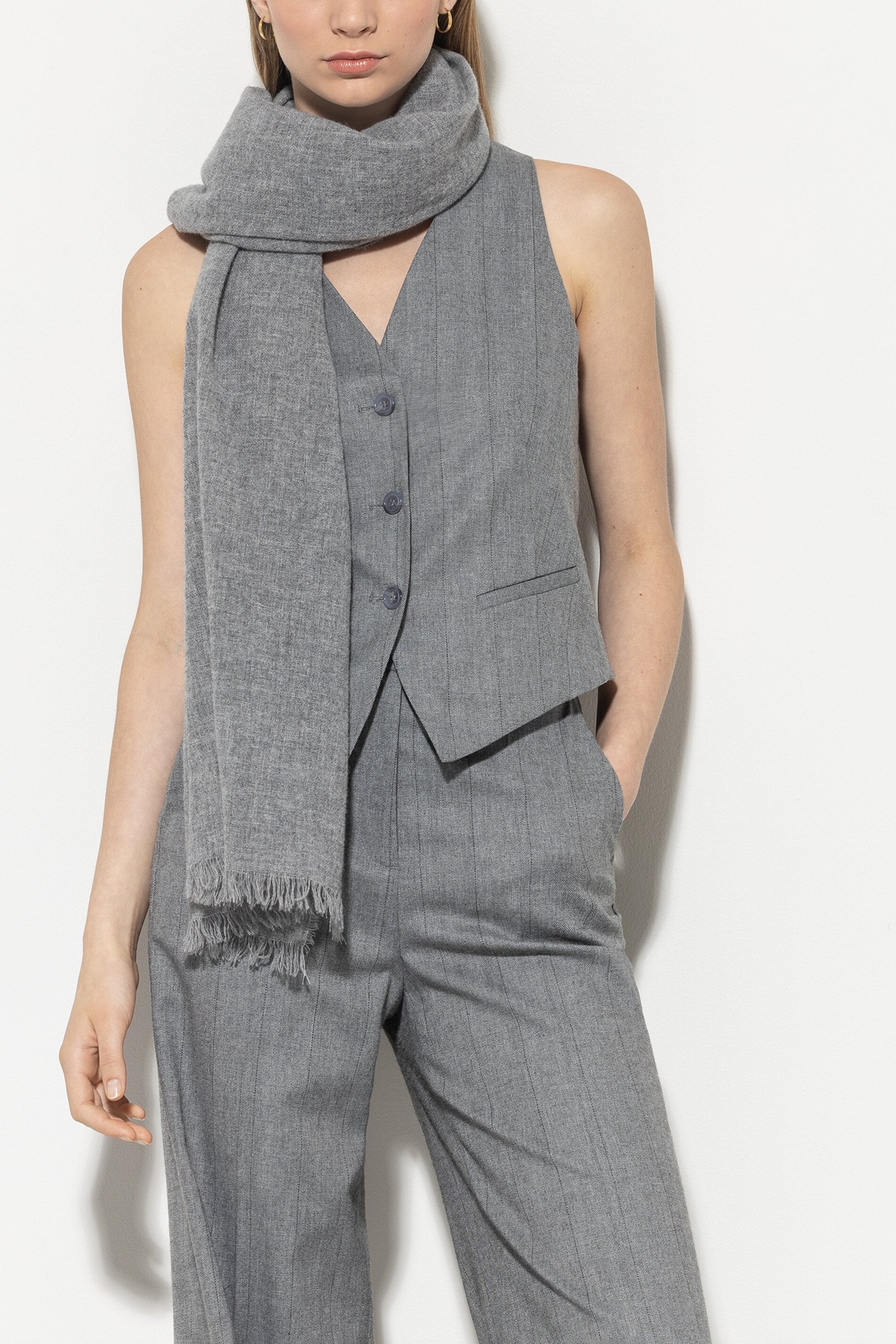 Wool scarf with fringes