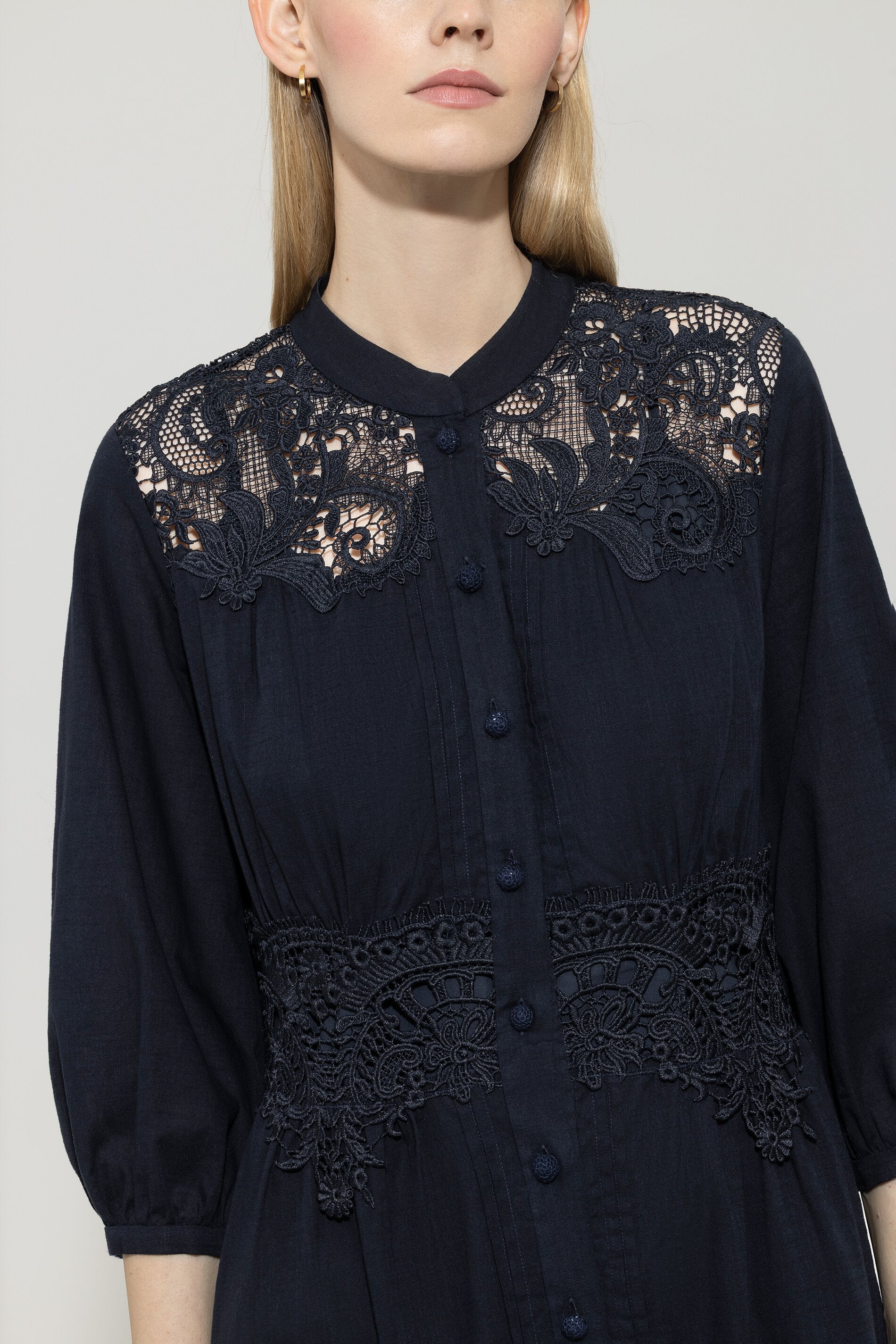 Maxikleid mit Spitzendetails