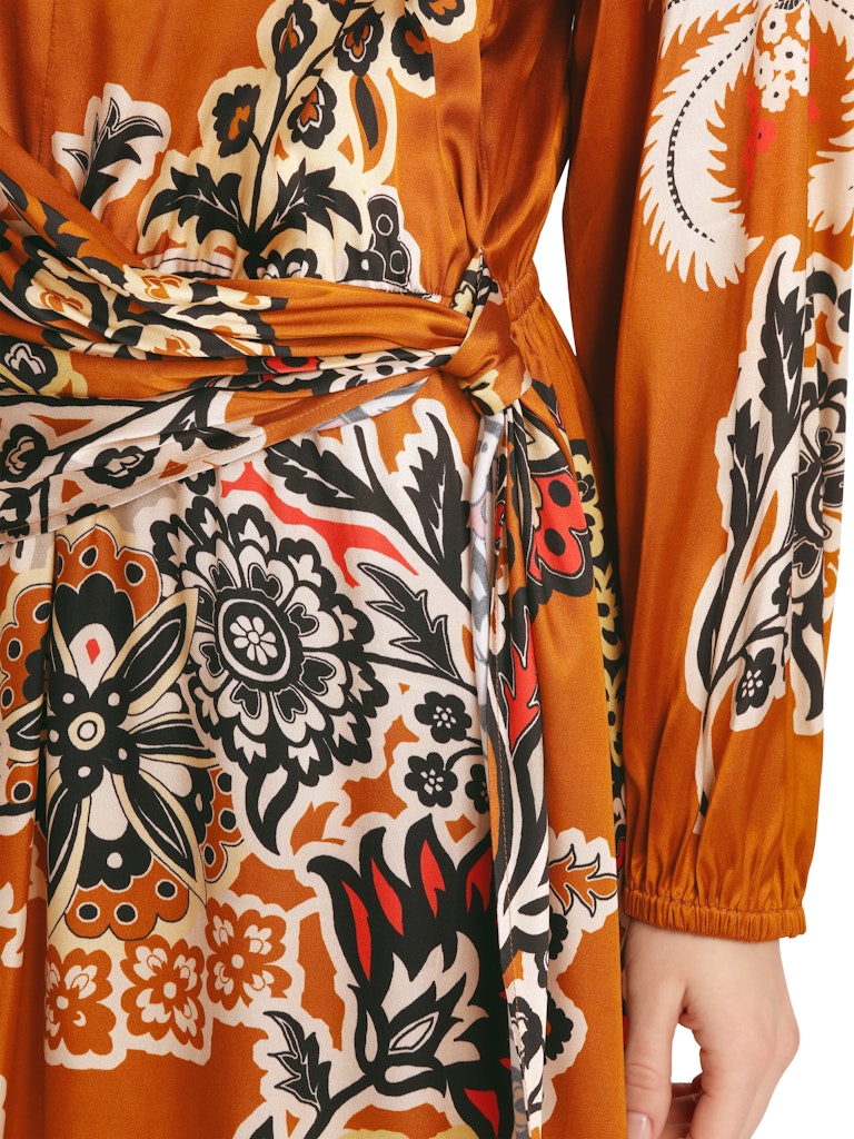 Kurzes Kleid mit Wickeleffekt