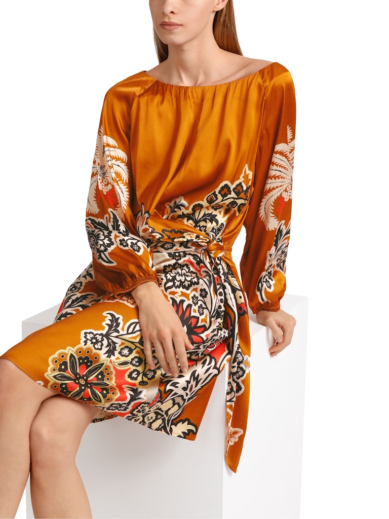 Kurzes Kleid mit Wickeleffekt