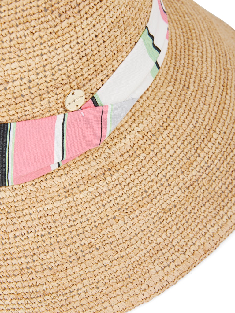 Strohhut mit gestreiftem Band