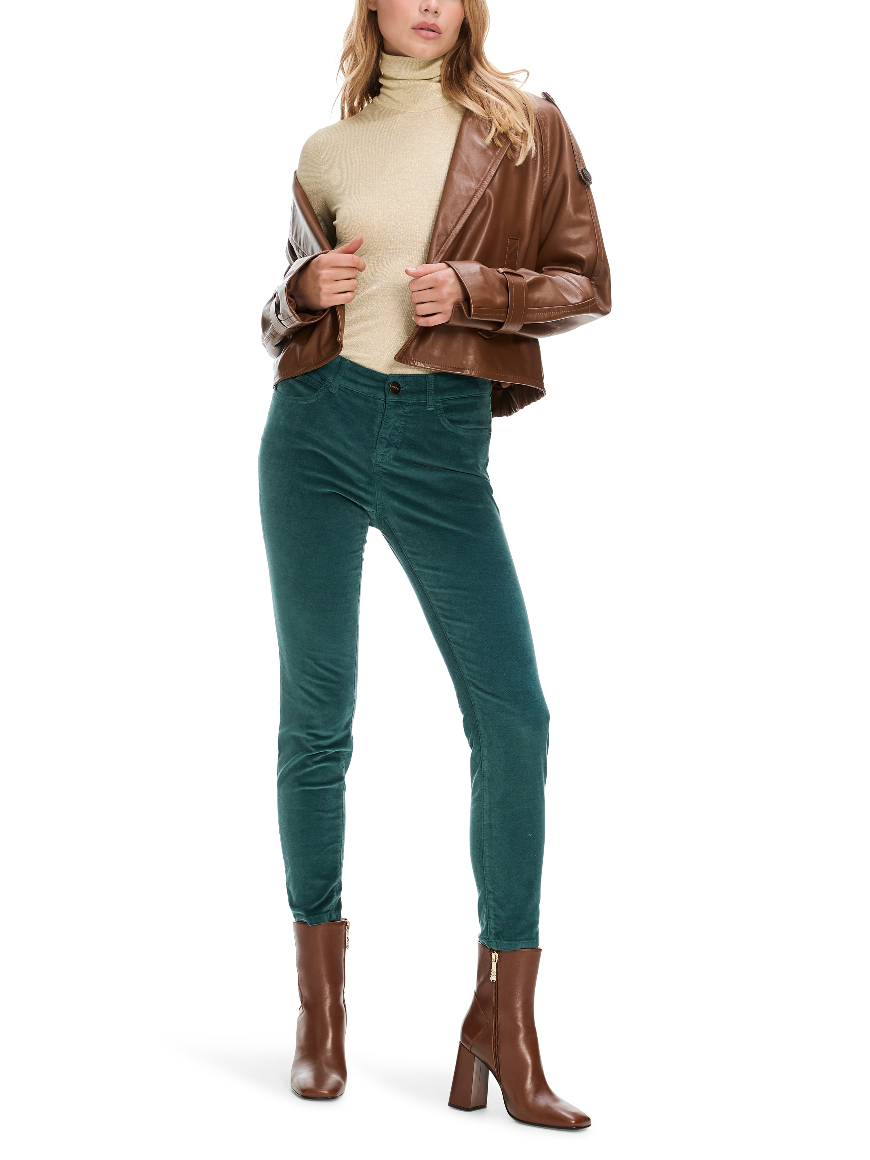 Marc Cain-Modell SILVI im samtig weichen Material-Hosen-Black-Deal-Outlet-by-ARCHIVIST