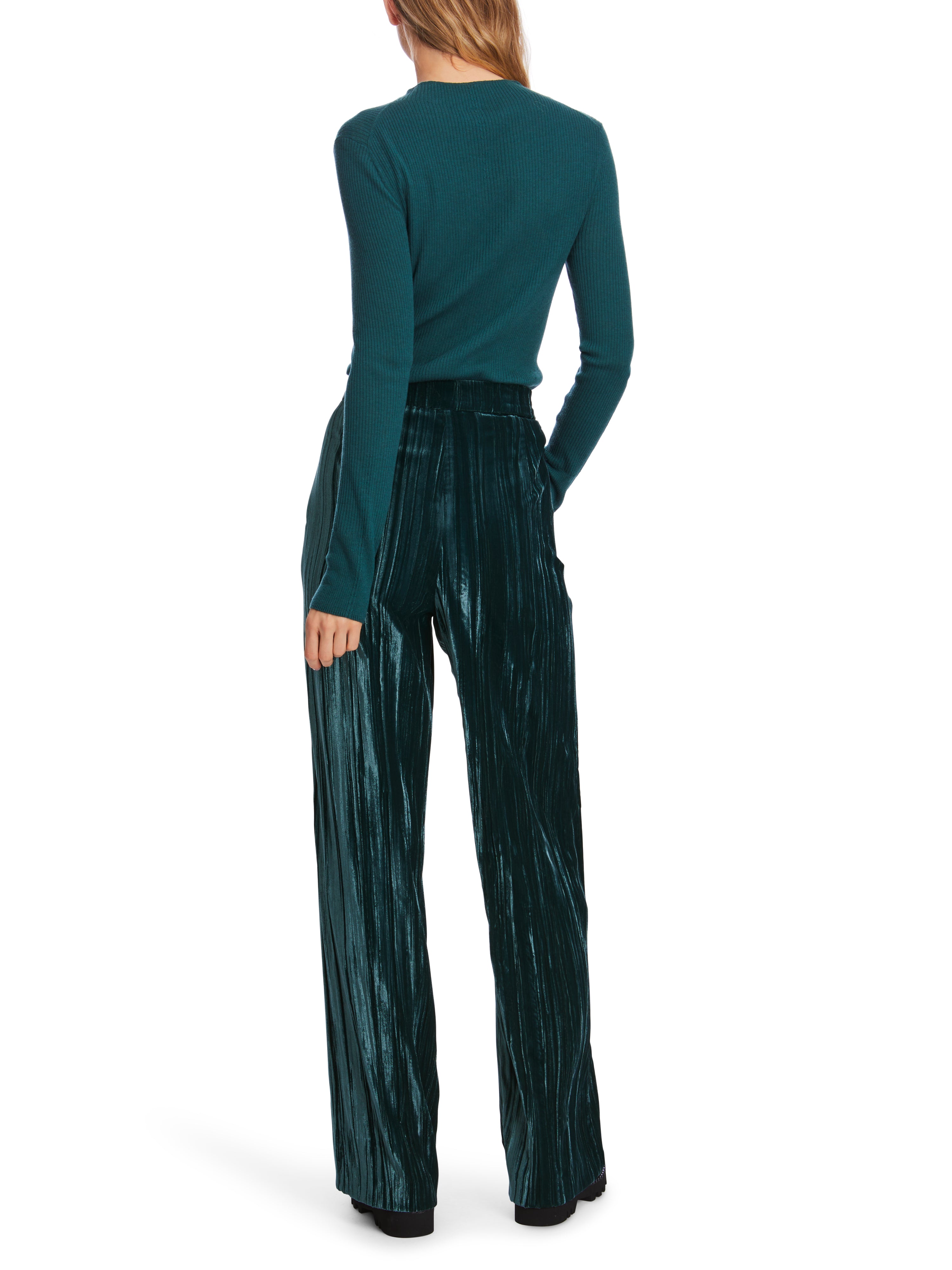 Marc Cain-Modell WUKARI im Crash-Samt-Hosen-Black-Deal-Outlet-by-ARCHIVIST