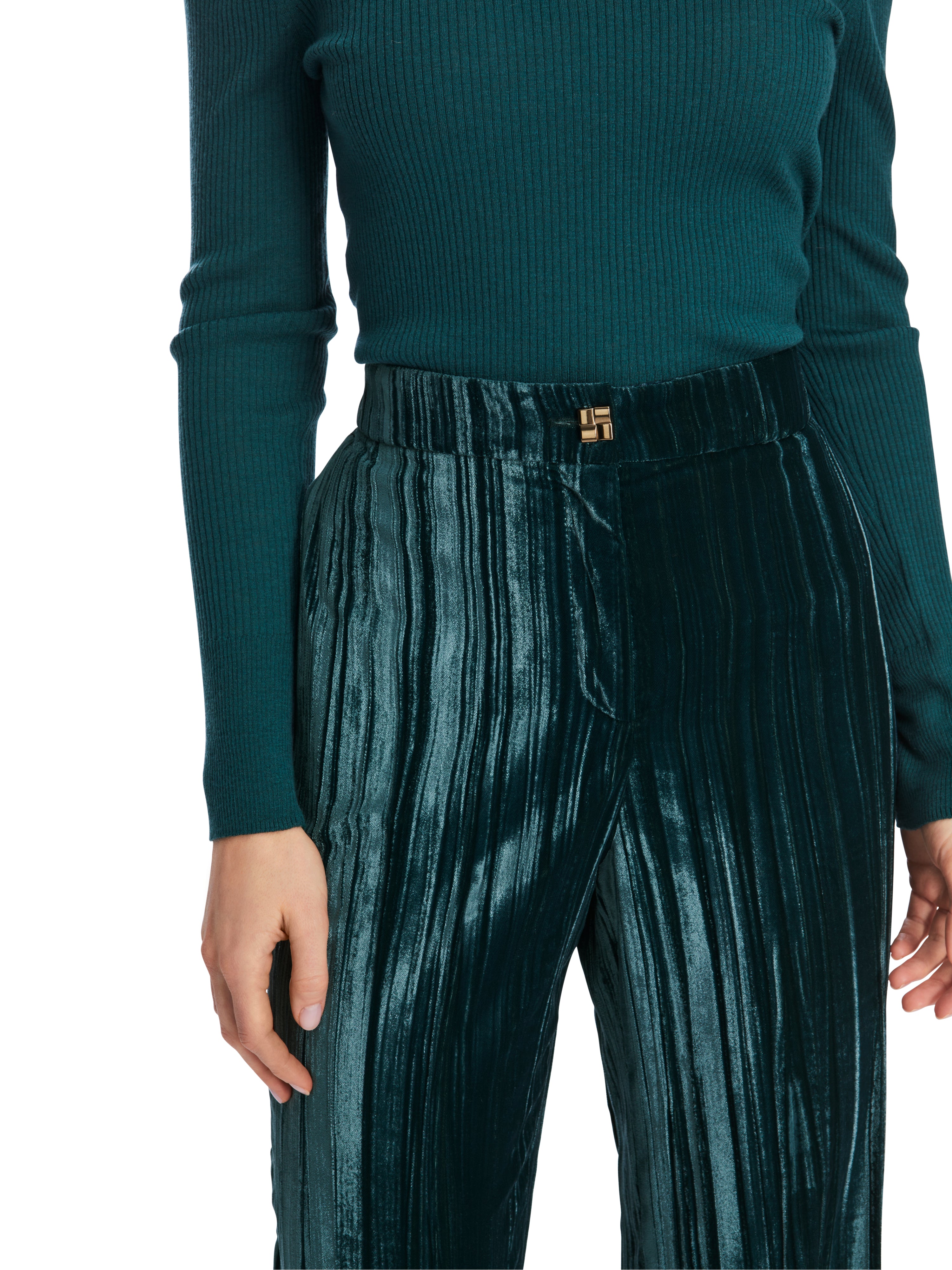 Marc Cain-Modell WUKARI im Crash-Samt-Hosen-Black-Deal-Outlet-by-ARCHIVIST